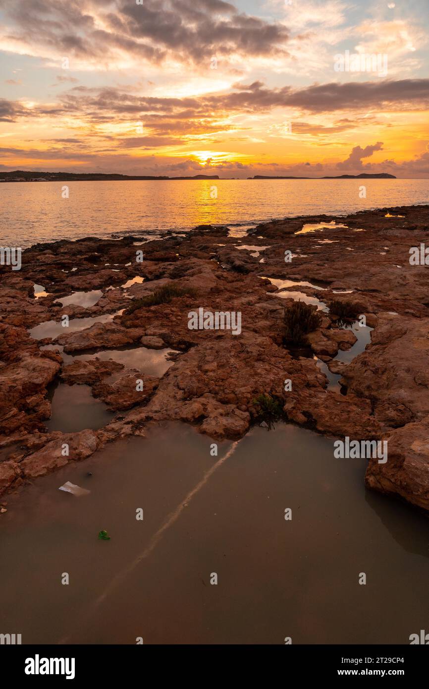 Magnifique cadre sur la promenade au coucher du soleil à San Antonio Abad, île d'Ibiza Banque D'Images