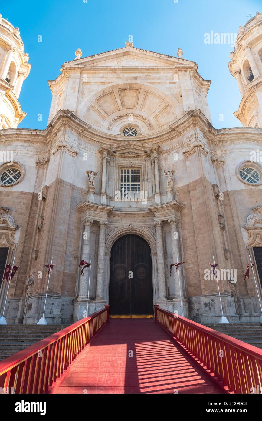 Entrée avec tapis rouge de la Santa Iglesia Catedral dans la ville de Cadix. Andalousie Banque D'Images