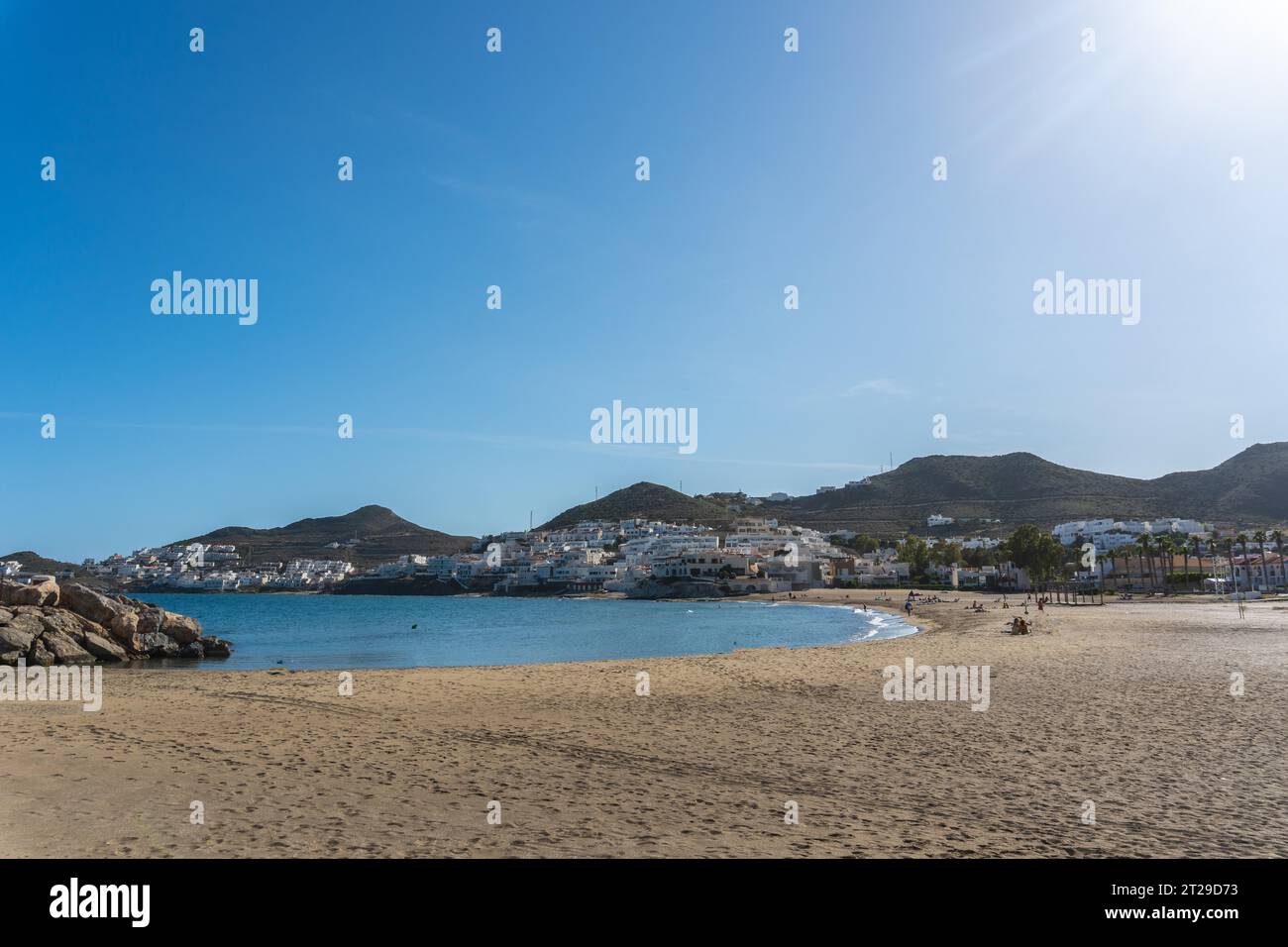 Belle plage de San Jose dans la ville de Nijar, Almeria. Côte andalouse à Cabo de Gata. Espagne Banque D'Images