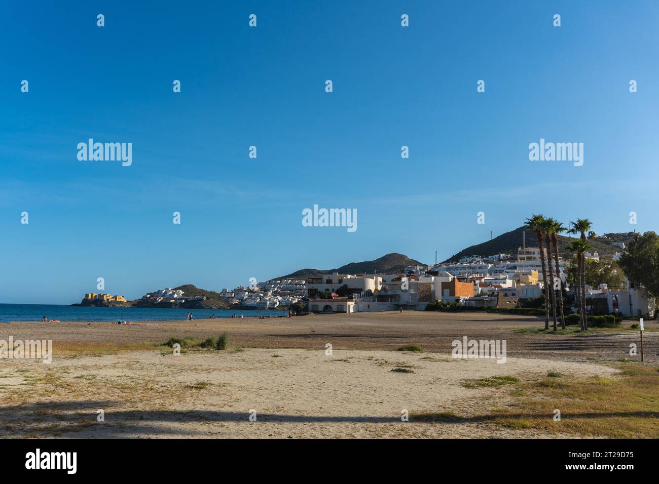 Belle plage de San Jose dans la ville de Nijar, Almeria. Côte andalouse à Cabo de Gata. Espagne Banque D'Images
