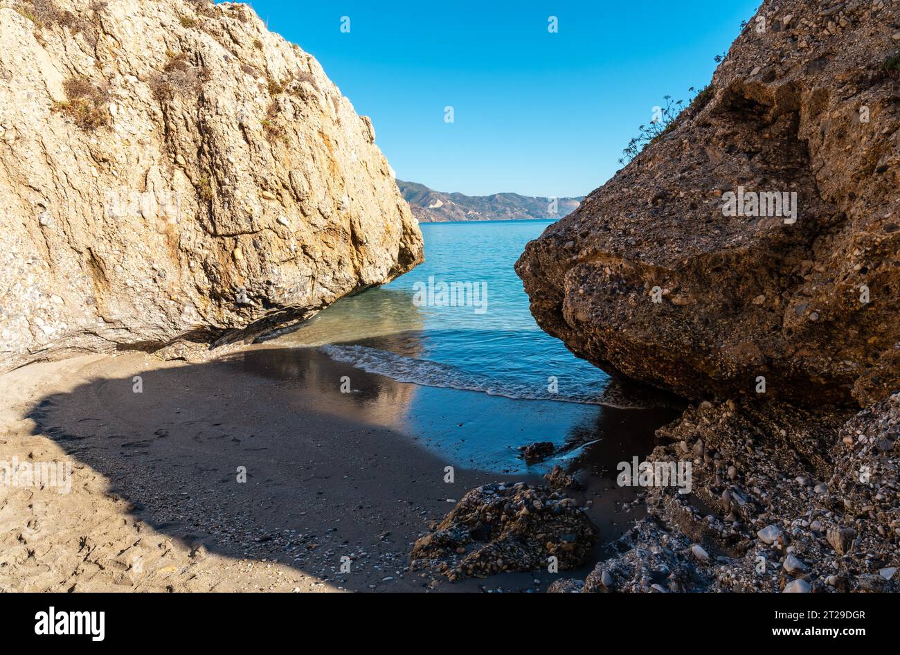 Petites criques sur la plage de Calahonda dans la ville de Nerja, idéal pour la baignade, Andalousie. Espagne. Costa del sol dans la mer méditerranée Banque D'Images