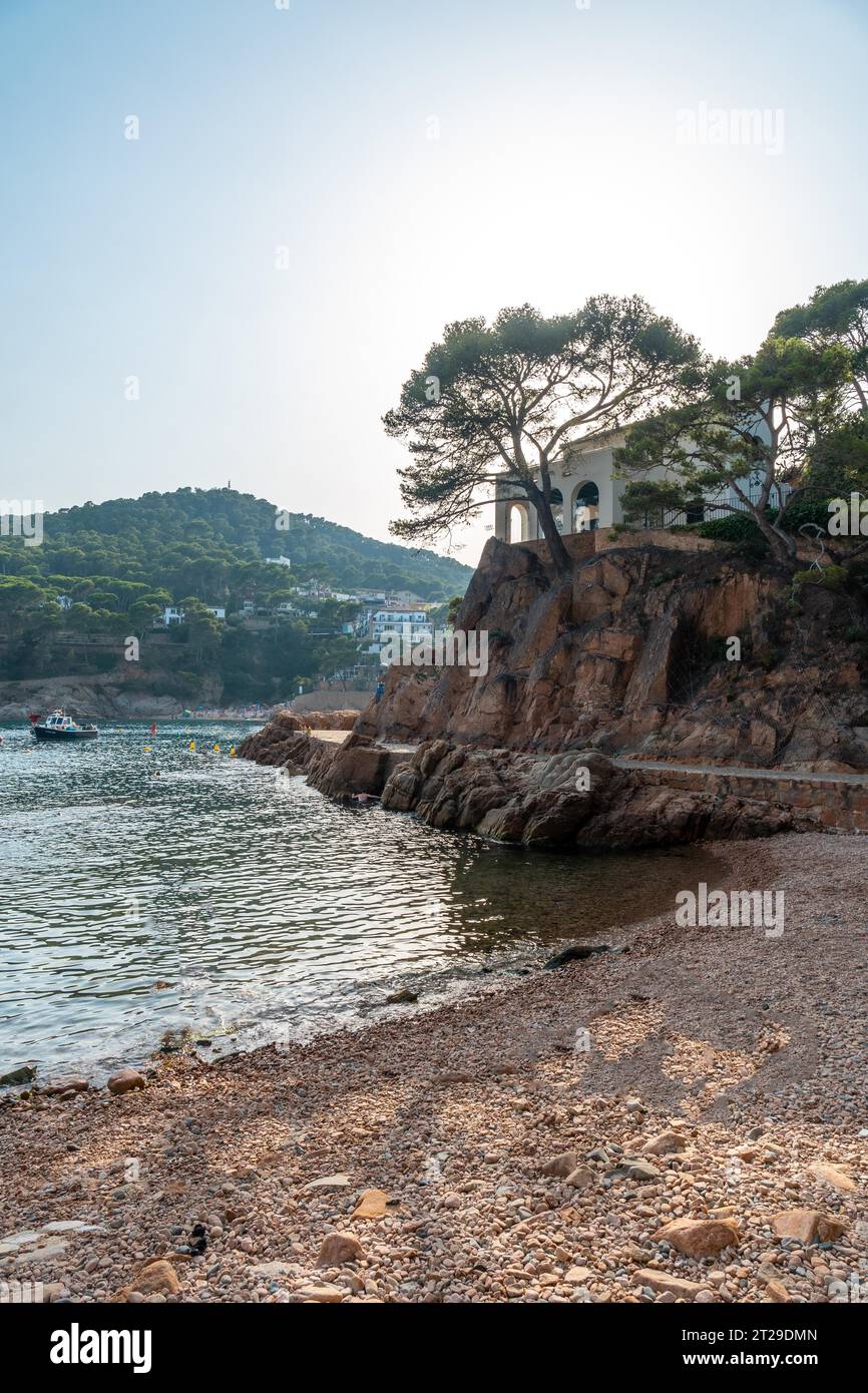 Une belle crique sur la côte de Tamariu sur un après-midi d'été dans la ville de Palafrugell. Girona, Costa Brava en Méditerranée Banque D'Images