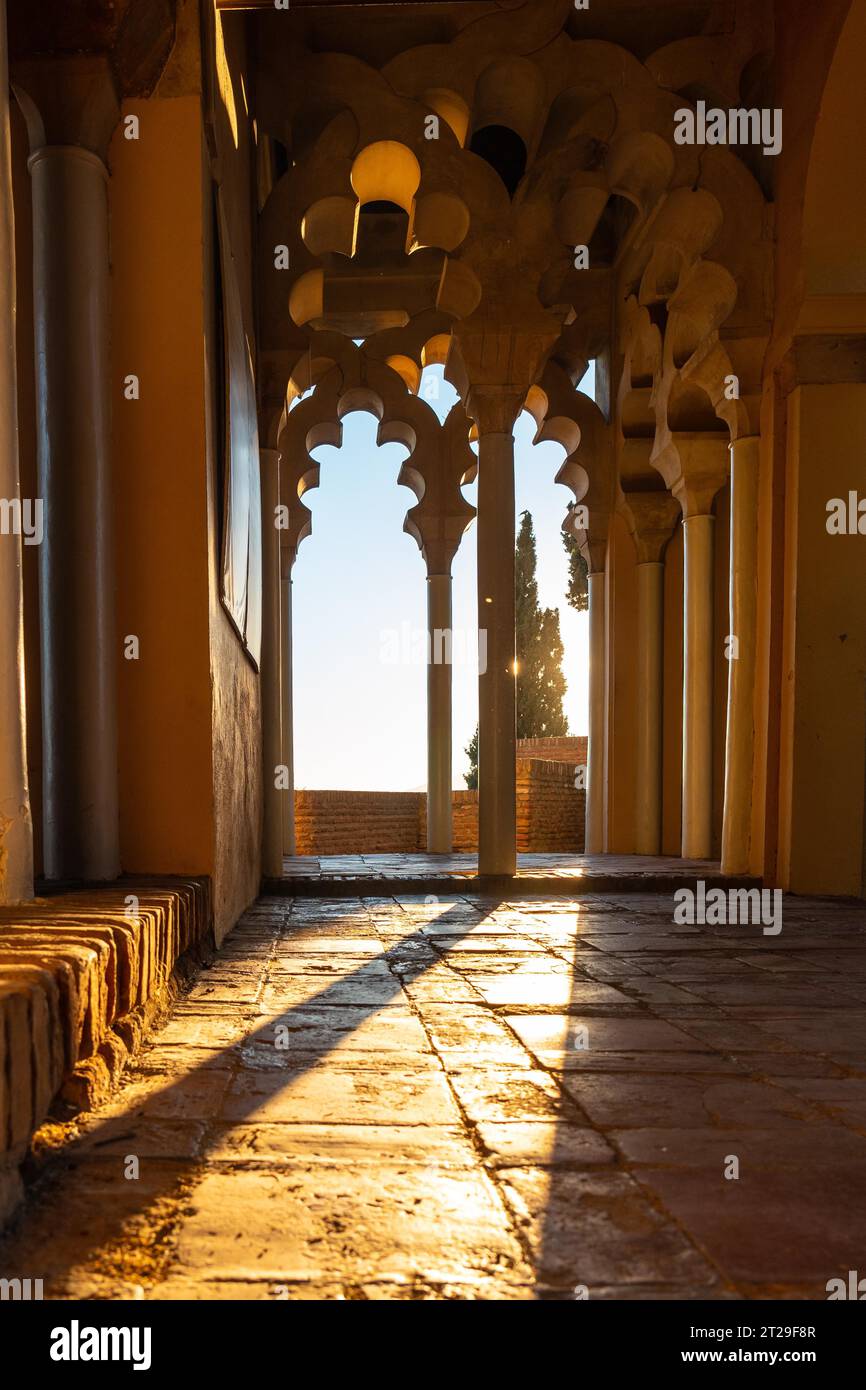 Détail du coucher du soleil depuis les portes arabes d'une cour de l'Alcazaba dans la ville de Malaga, Andalousie. Espagne. Forteresse médiévale de style arabe Banque D'Images