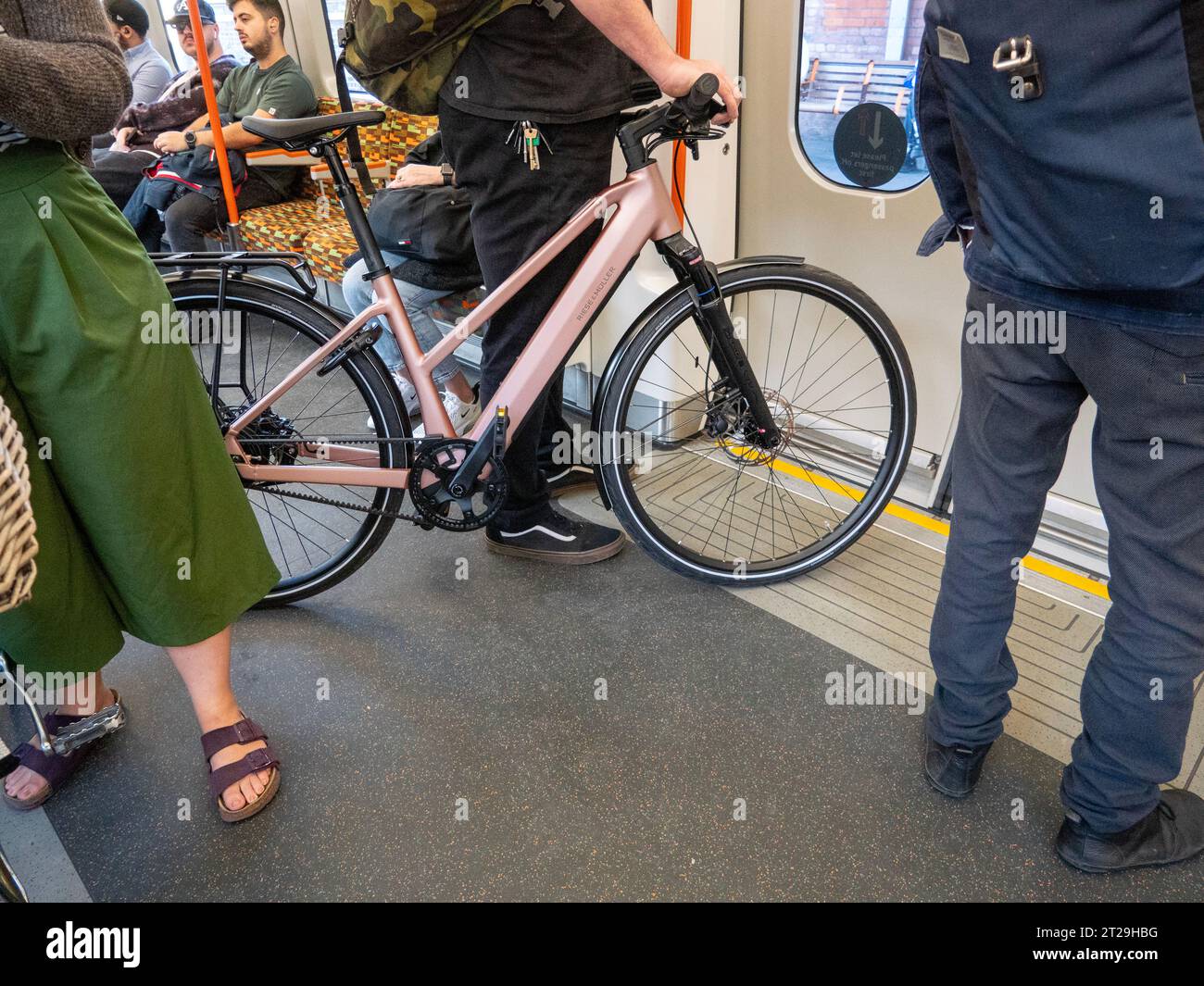 Vélos dans les trains. Riese et Muller Electric e-bike sur le train TFL London Overground, dans le centre de Londres Banque D'Images