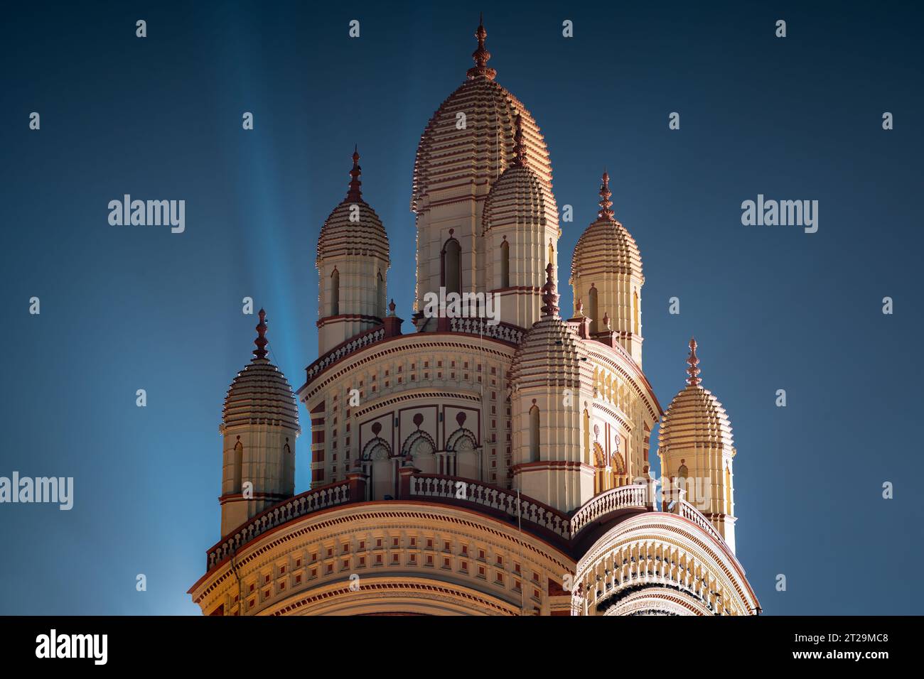 Dakshineswar Temple Kali illuminé la nuit à Dakshineswar, Kolkata, Bengale occidental, Inde. Banque D'Images