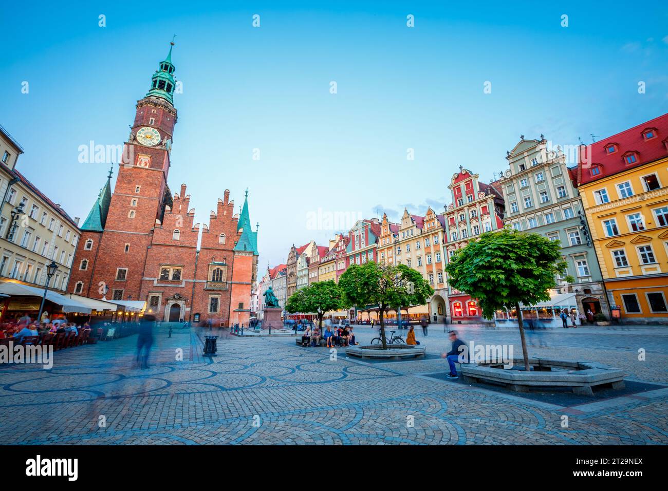 Superbe image de la ville antique. Emplacement place Hôtel de ville, place du marché de Wroclaw, Pologne, centre célèbre et culturel de l'Europe. Capitale historique de S Banque D'Images