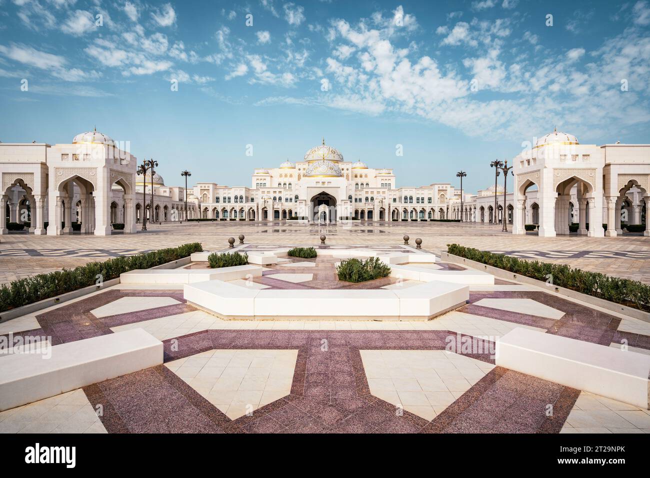 Palais présidentiel Qasr Al Watan à Abu Dhabi, Émirats arabes Unis (eau). Banque D'Images