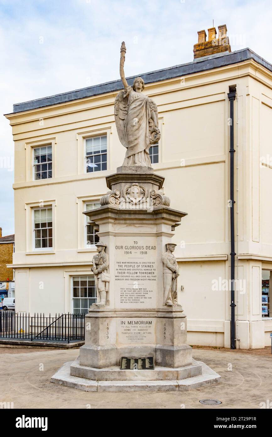 Un mémorial de guerre mettant en vedette une figure ailée debout au sommet d'un piédestal se dresse sur Market Square à Staines-upon-Thames, Surrey, Royaume-Uni Banque D'Images