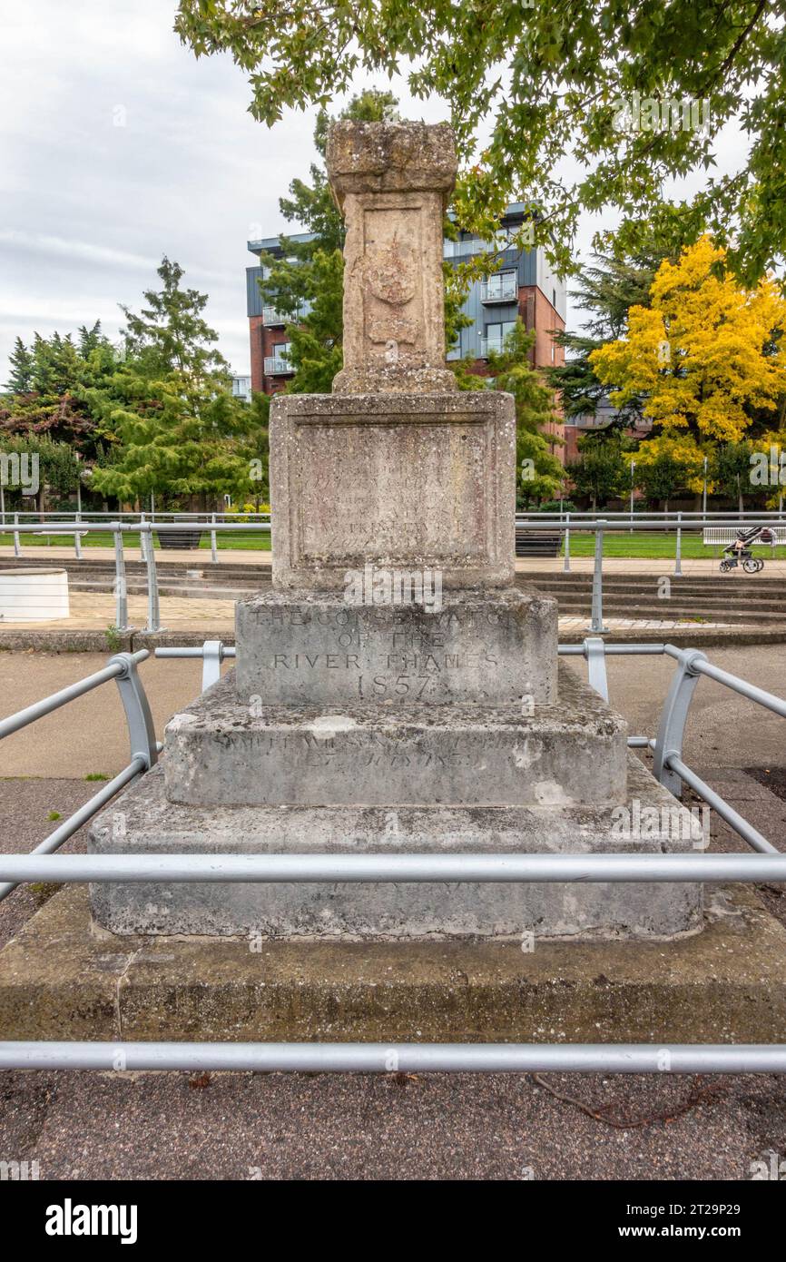 Un vieux monument en pierre près de la Tamise à Staines-upon-Thames dans le Surrey, Royaume-Uni Banque D'Images