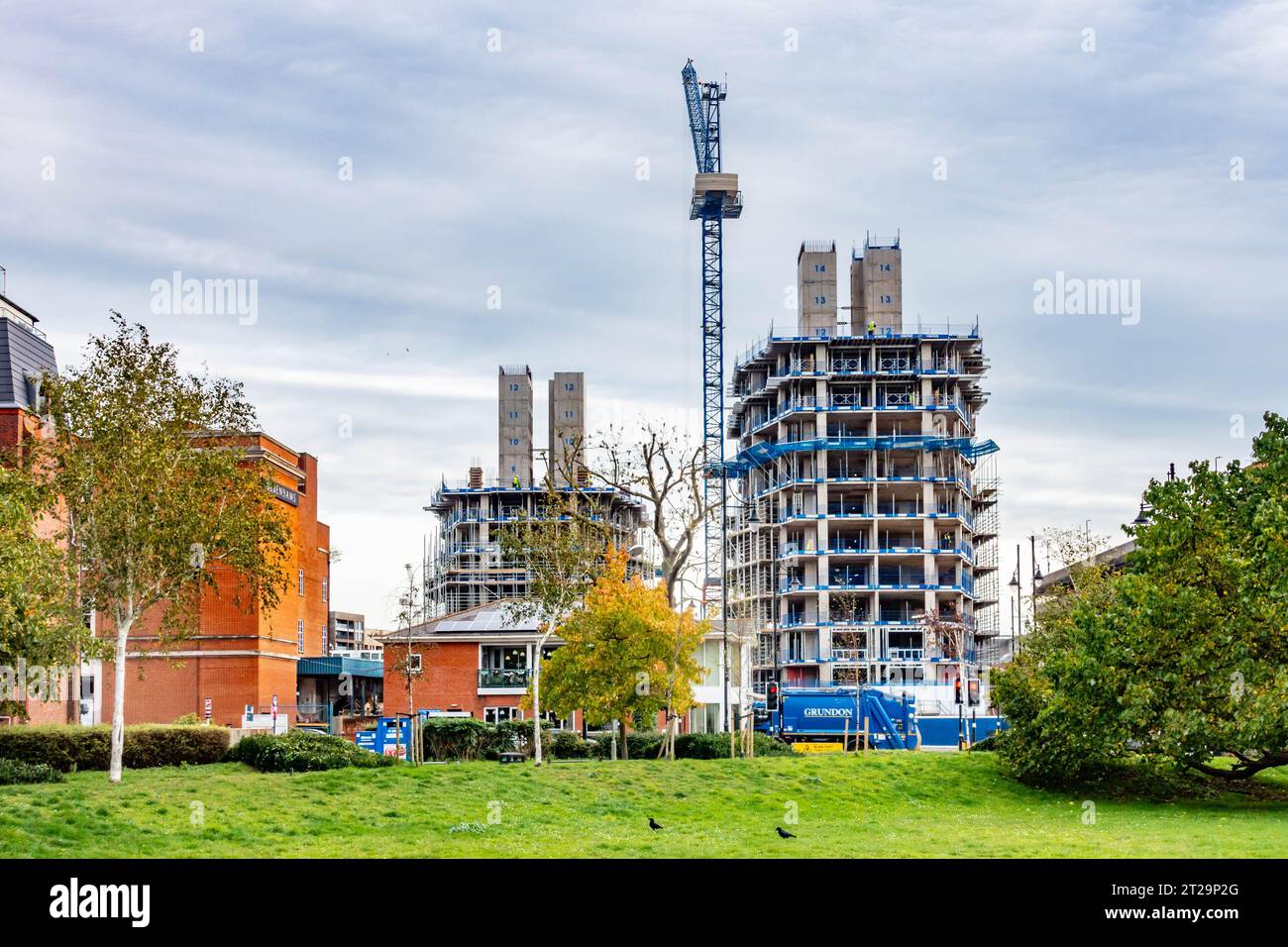 De nouveaux blocs de tour en construction dans le centre de Staines-upon-Thames comme on le voit dans Memorial Gardens. Banque D'Images