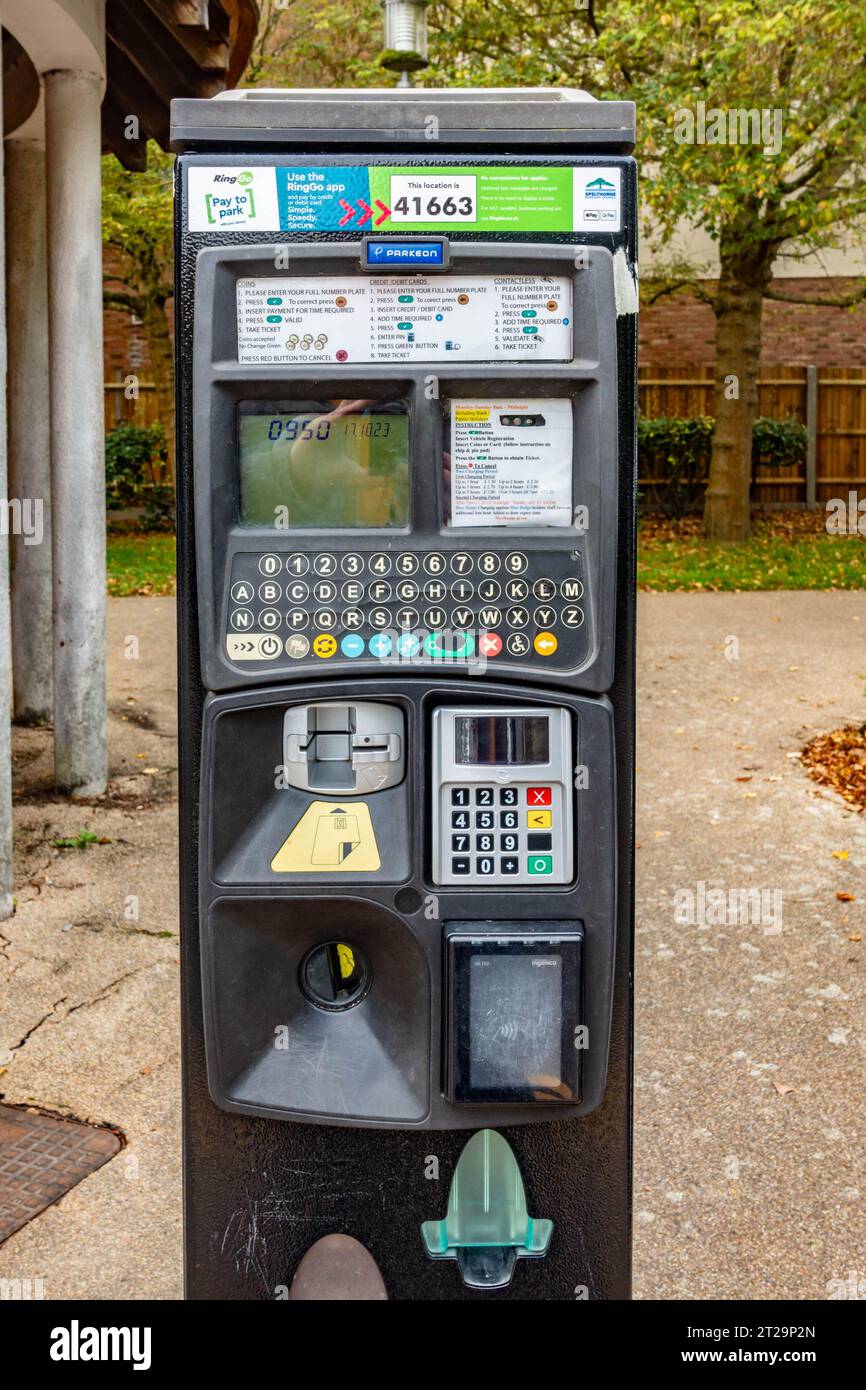 Une machine de paiement au parking Riverside Pay and Display à Staines-upon-Thames dans le Surrey, au Royaume-Uni Banque D'Images