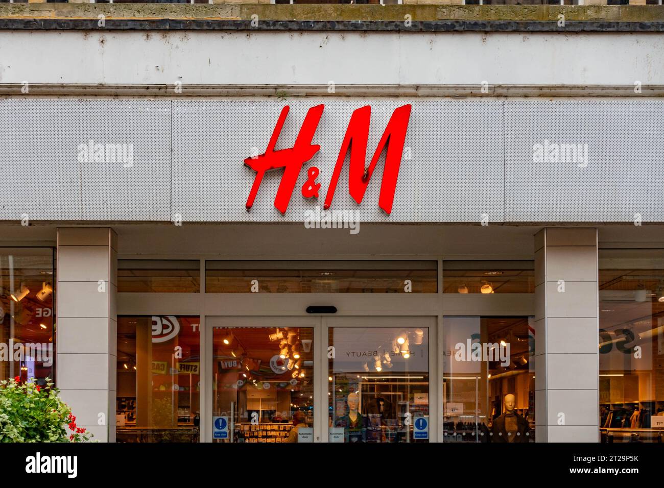 Le magasin de vêtements et de mode H&M sur la High Street à Staines-upon-Thames dans le Surrey, au Royaume-Uni avec son image de marque rouge familière Banque D'Images