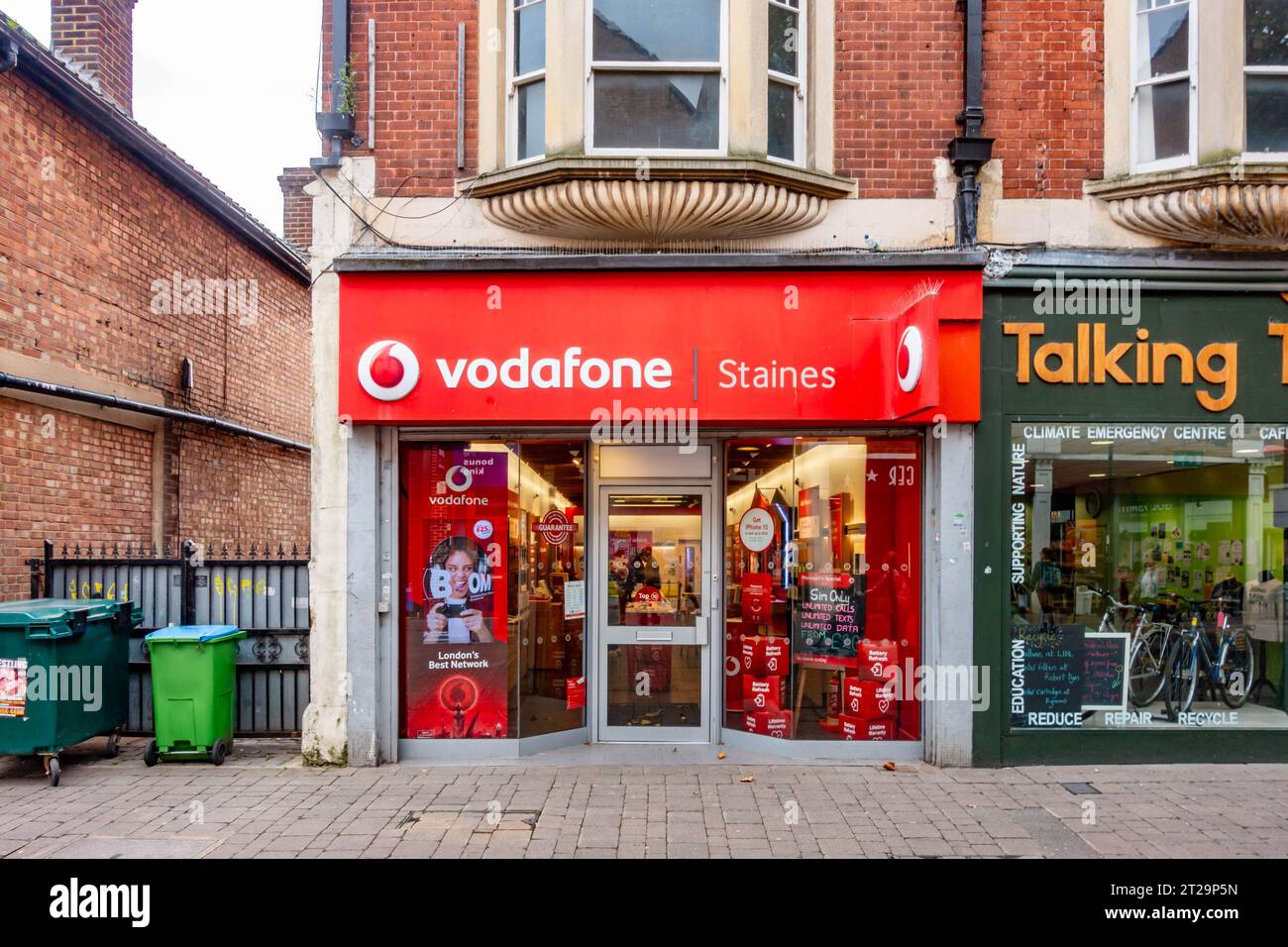 La boutique Vodafone avec sa marque rouge emblématique sur la rue haute à Staines-upon-Thames dans le Surrey, Royaume-Uni Banque D'Images