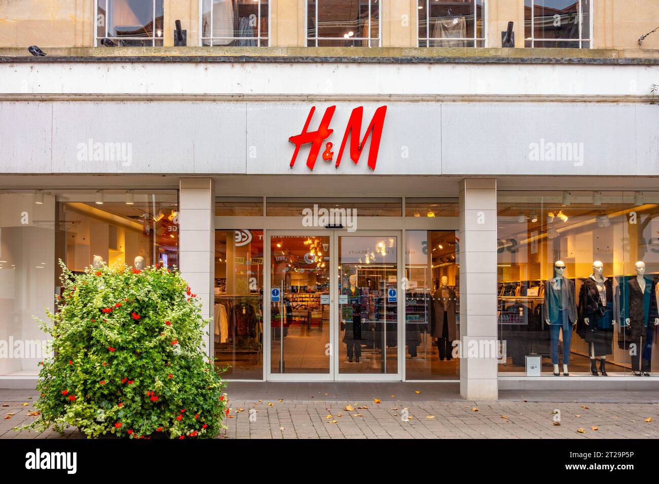Le magasin de vêtements et de mode H&M sur la High Street à Staines-upon-Thames dans le Surrey, au Royaume-Uni avec son image de marque rouge familière Banque D'Images