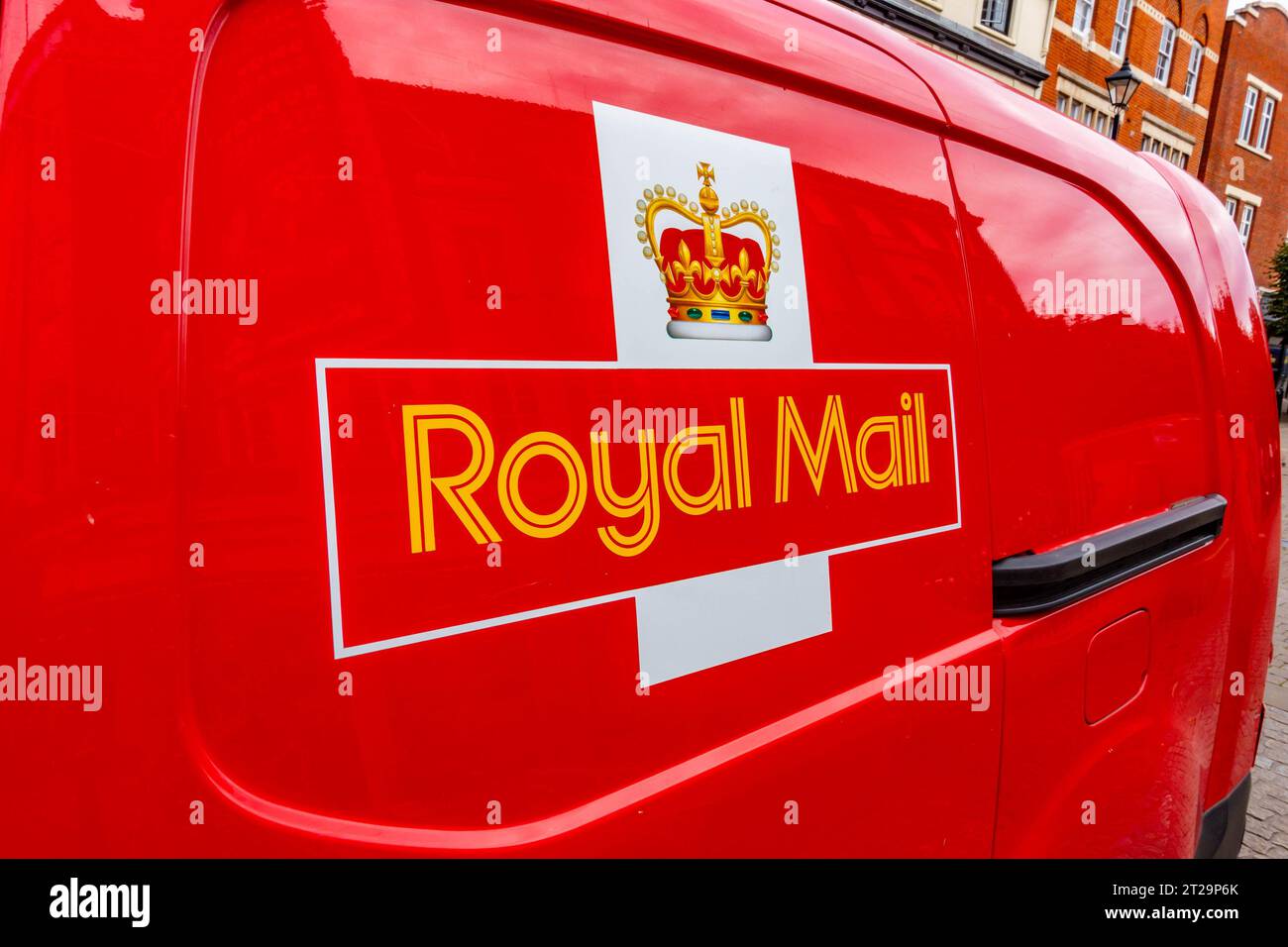 Marque emblématique Royal Mail sur le côté de l'une de leurs fourgonnettes rouges. Banque D'Images