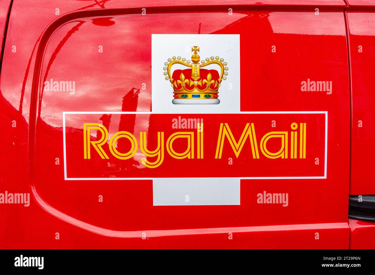 Marque emblématique Royal Mail sur le côté de l'une de leurs fourgonnettes rouges. Banque D'Images