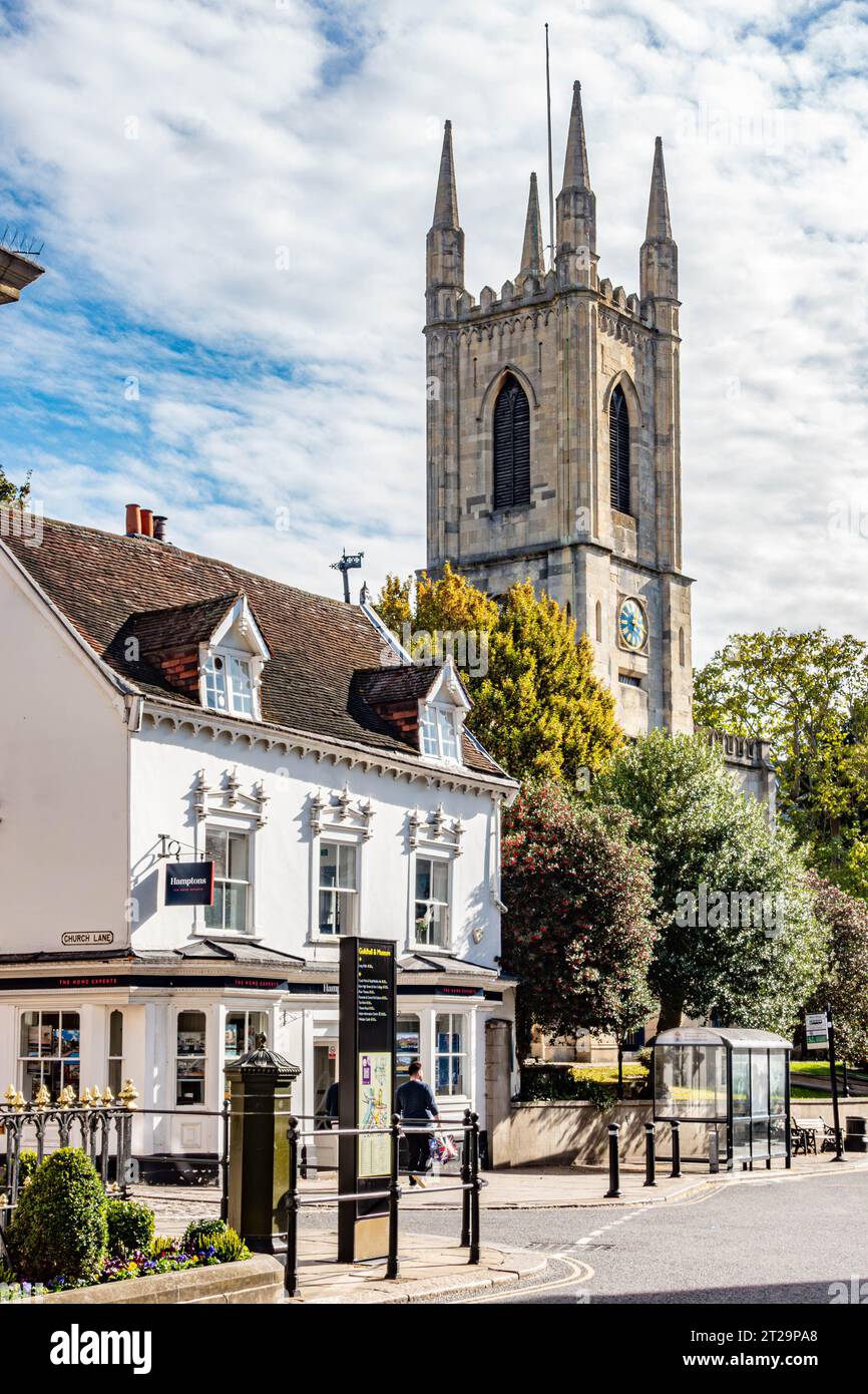 Une vue de l'église paroissiale de Windsor de St John the Baptist à Windsor, Royaume-Uni avec un ciel bleu un jour d'automne. Banque D'Images