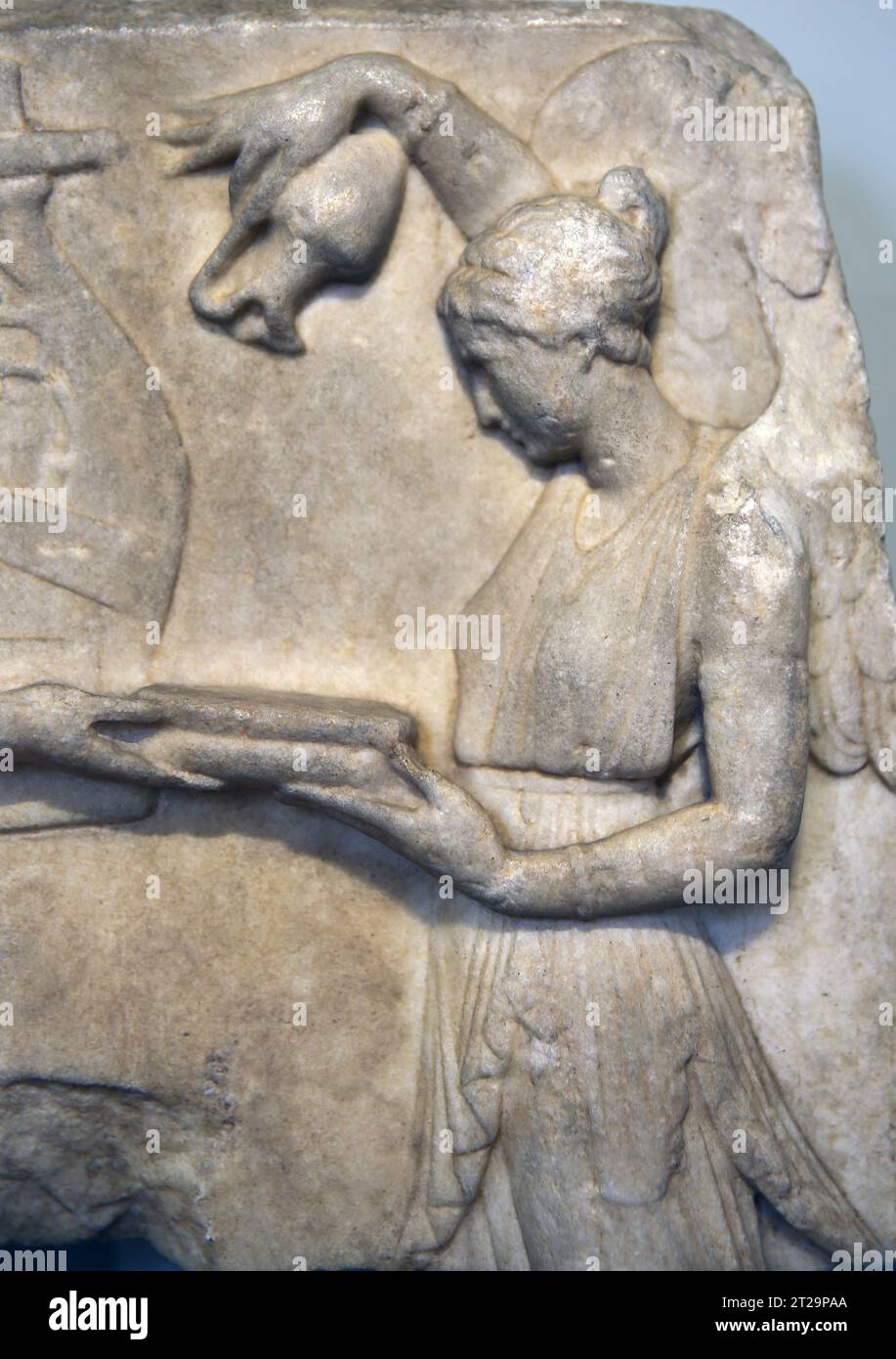 Nike (Victory) libartion à apollo. Relief fragmentaire. Oeuvre archaïtique de l'ère hellénistique. Détails. Marbre pentélique. Acheté à Rome. Barracco Mus Banque D'Images