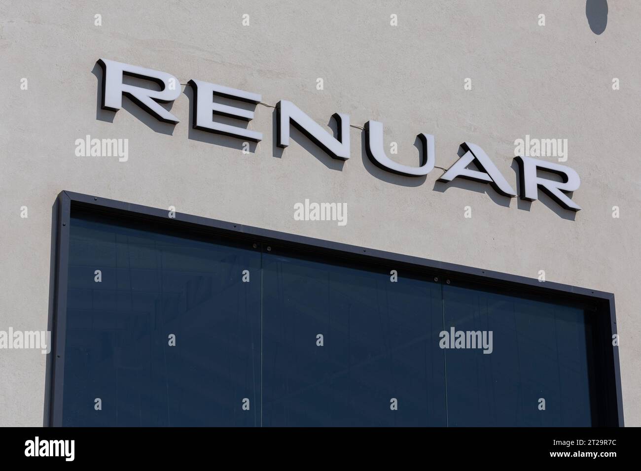 Tel Aviv, Israël - 12 octobre 2023 - signe logo de Renuar, une marque israélienne de vêtements. Succursale au port de tel Aviv. Banque D'Images