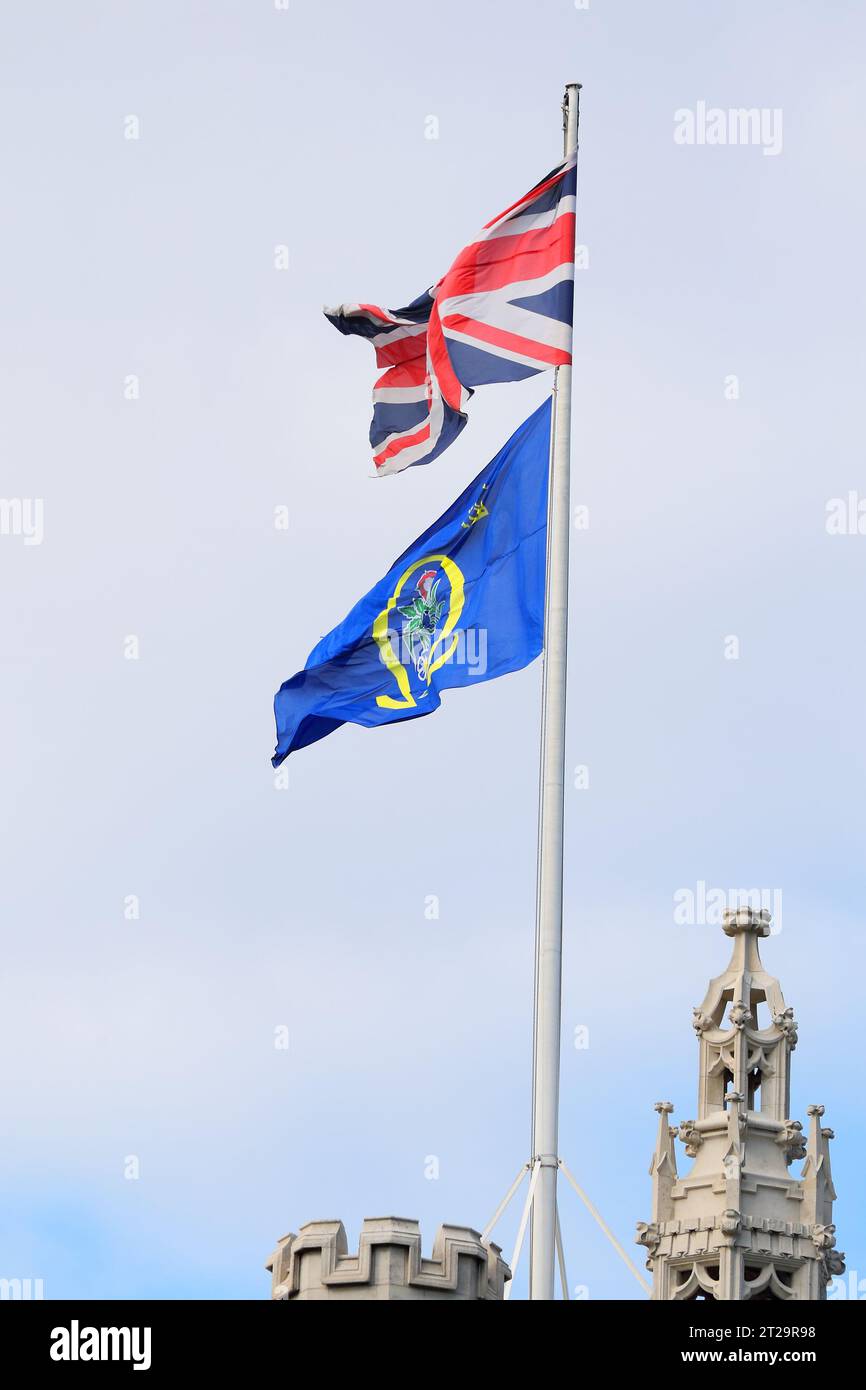 Au sommet du bâtiment, le drapeau de la Cour suprême flotte sous le drapeau de l'Union les jours où la Cour suprême siège ou rend un jugement, Westminster, Londres, Royaume-Uni Banque D'Images