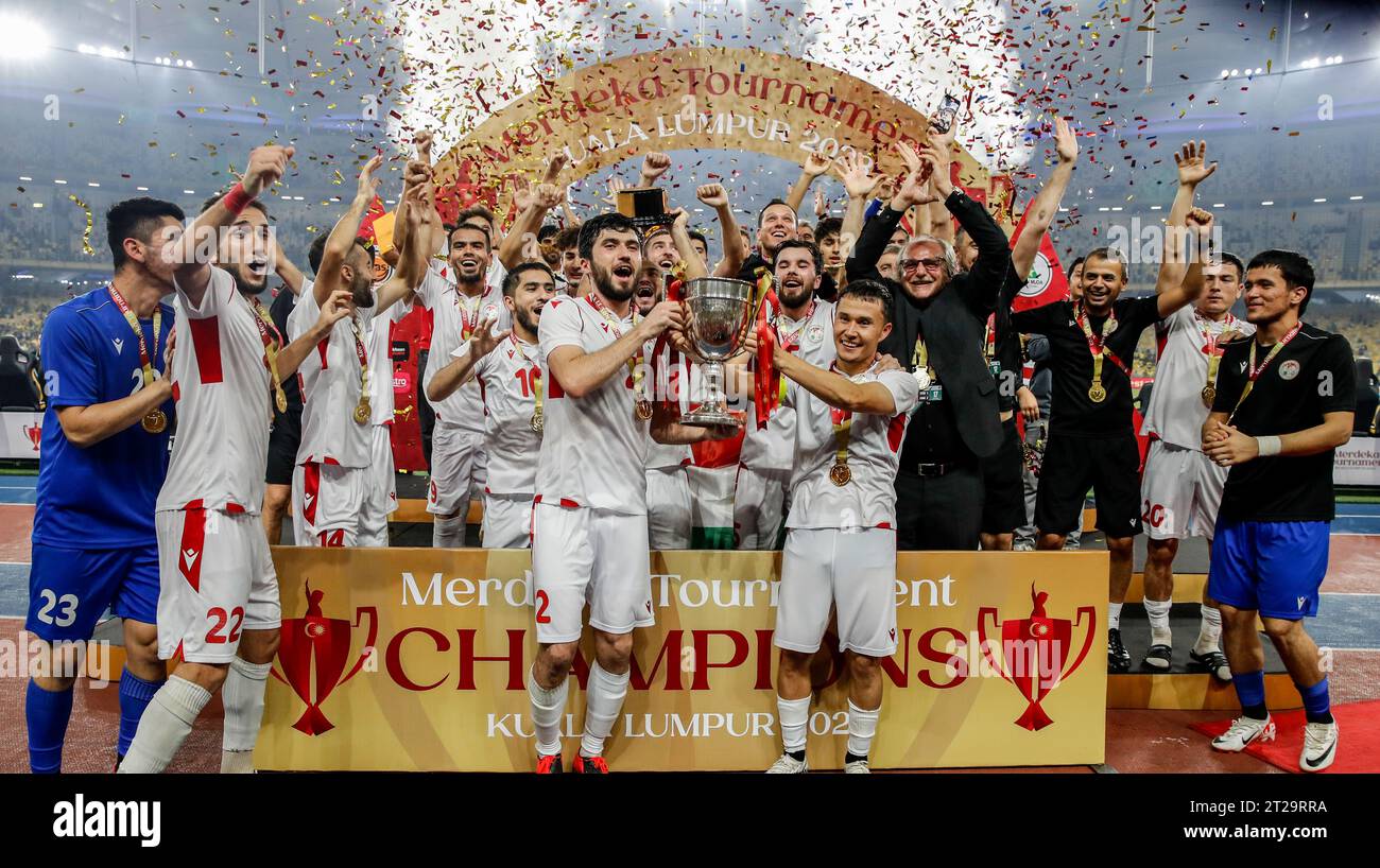 Kuala Lumpur, Malaisie. 17 octobre 2023. Les joueurs du Tadjikistan célèbrent lors de la cérémonie de remise des prix après le match final entre la Malaisie et le Tadjikistan au Stade National Bukit Jalil. Score final ; Malaisie 0:2 Tadjikistan (photo de Wong Fok Loy/SOPA Images/Sipa USA) crédit : SIPA USA/Alamy Live News Banque D'Images