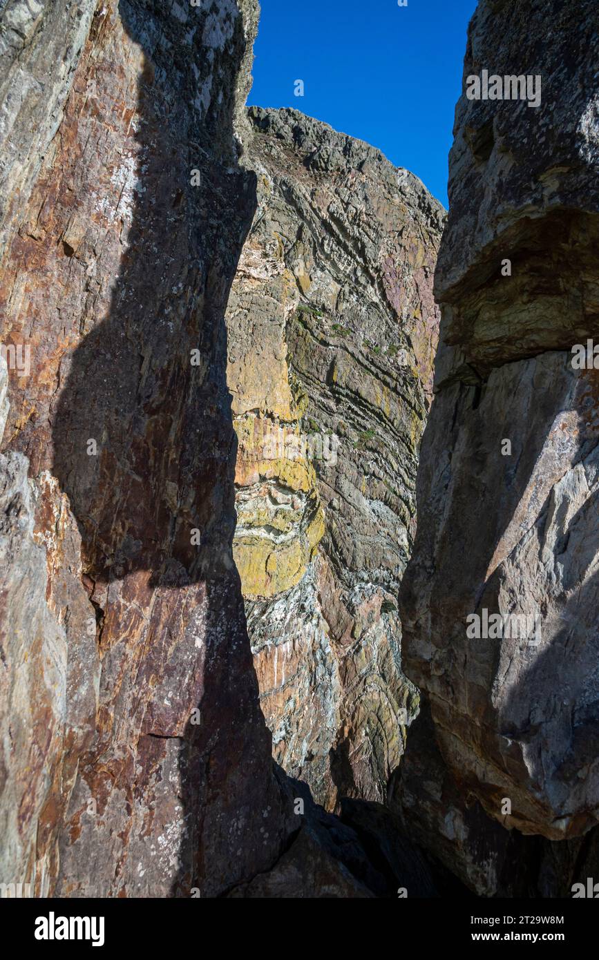 Géologie intéressante à South Stack, Anglesey, au nord du pays de Galles. Vue des strates rocheuses depuis les marches jusqu'au phare. Banque D'Images