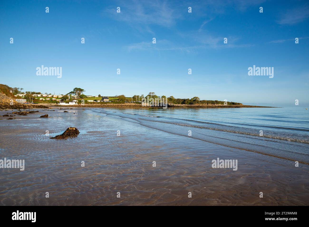 Traeth Bychan, une petite plage de sable sur la côte est d'Anglesey, North Wales.copy space Banque D'Images