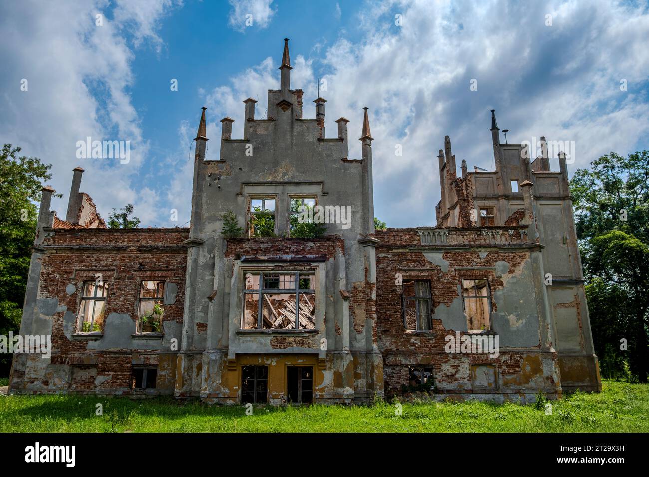 La ruine du manoir Rosen, édifice néo-gothique de la seconde moitié du 19e siècle, à Roznow (Rosen), voïvodie d'Opole, Pologne. Banque D'Images