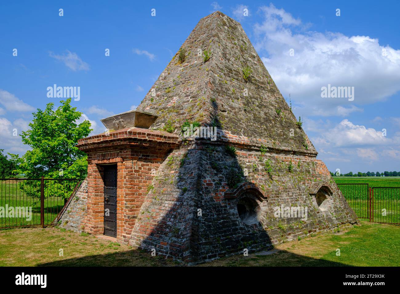 La Pyramide de Rosen, construite en 1780, est une tombe pyramidale de l'architecte Carl Gotthard Langhans, à Roznow (Rosen), voïvodie d'Opole, Pologne. Banque D'Images