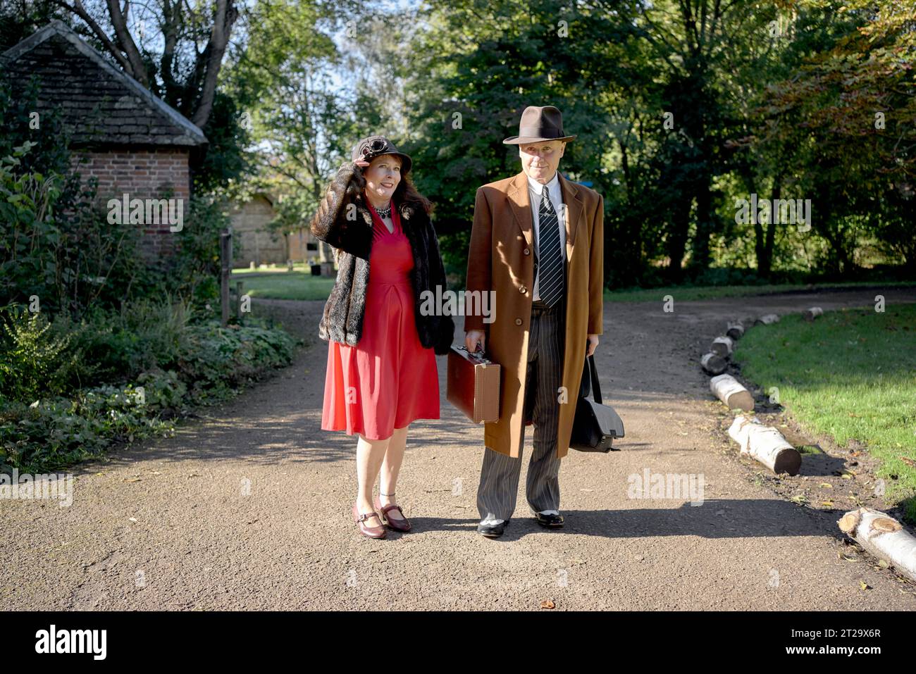 couple rétro des années 1940 en robe vintage typique. Exposition du musée Avoncroft, Bromsgrove, Angleterre, Royaume-Uni Banque D'Images