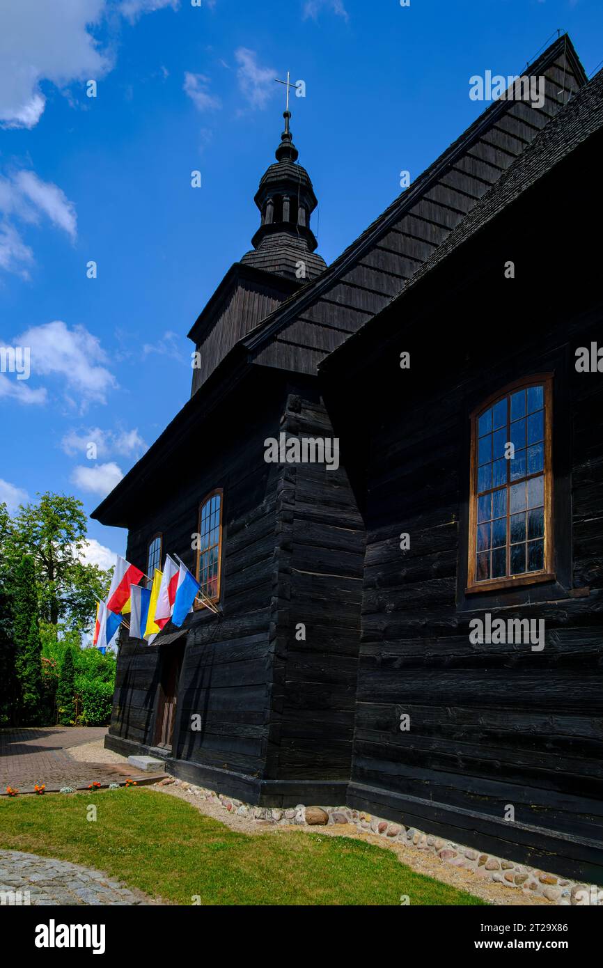 L'église Pierre et Paul, une église en bois brut datant de 1788, est l'un des monuments architecturaux de Roznow (Rosen), voïvodie d'Opole, Pologne. Banque D'Images