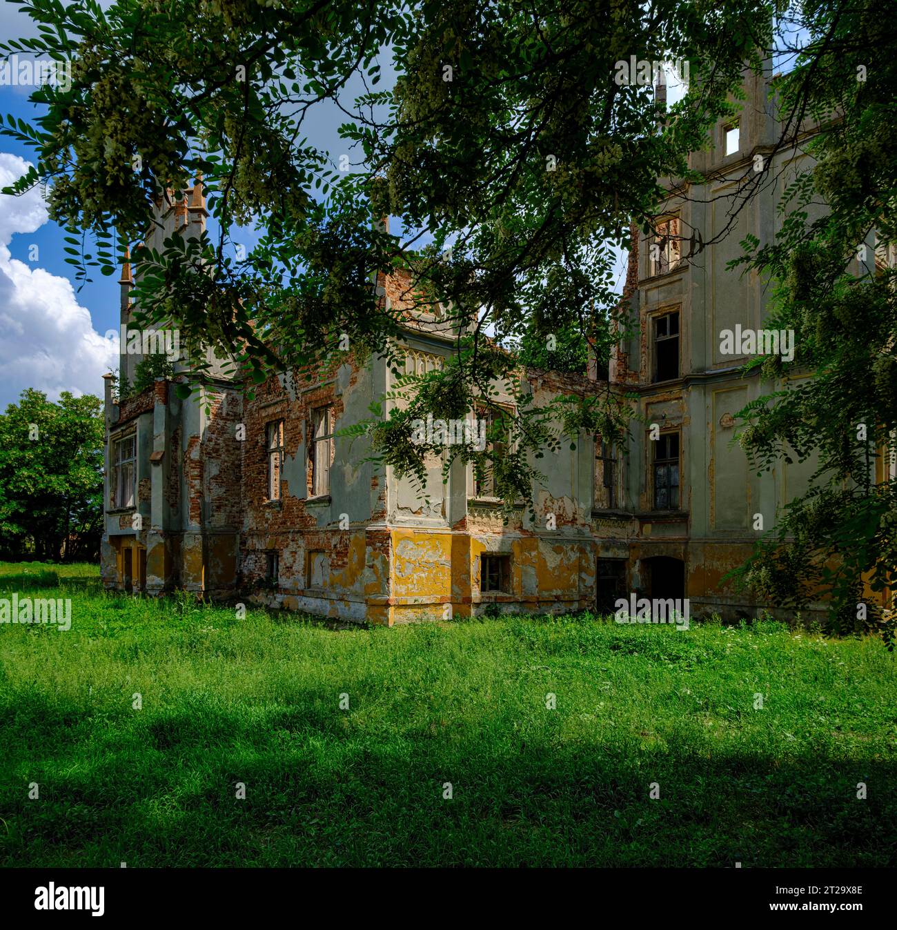 La ruine du manoir Rosen, édifice néogothique de la seconde moitié du