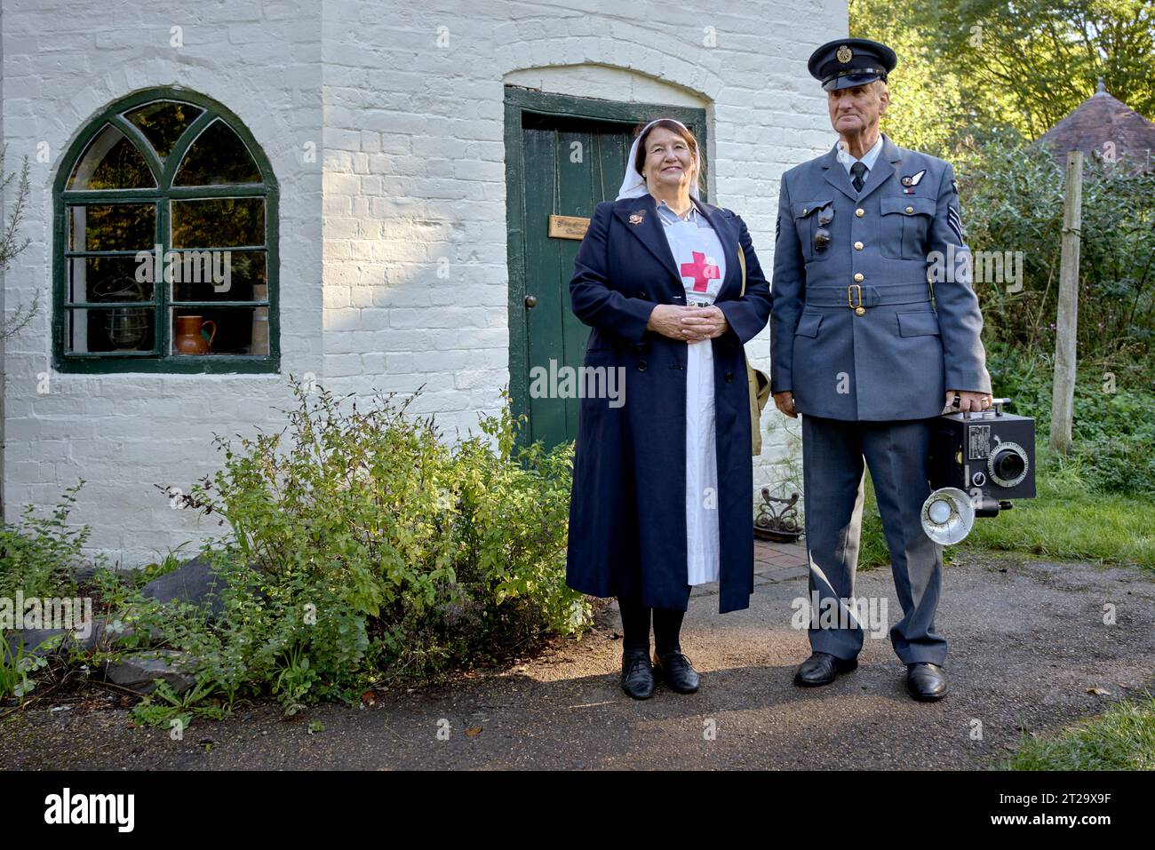 Photographe vintage avec une caméra de boîte et en uniforme RAF britannique et infirmière. Couple des années 1940, Avoncroft Museum, Bromsgrove, Angleterre Royaume-Uni Banque D'Images