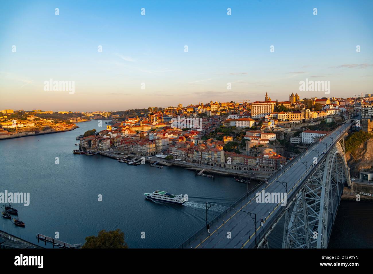 Lever de soleil sur la Casa Da Ribeira de Mosteiro da Serra do Pilar et le Ponte Dom Luis 1, Porto, Portugal Banque D'Images