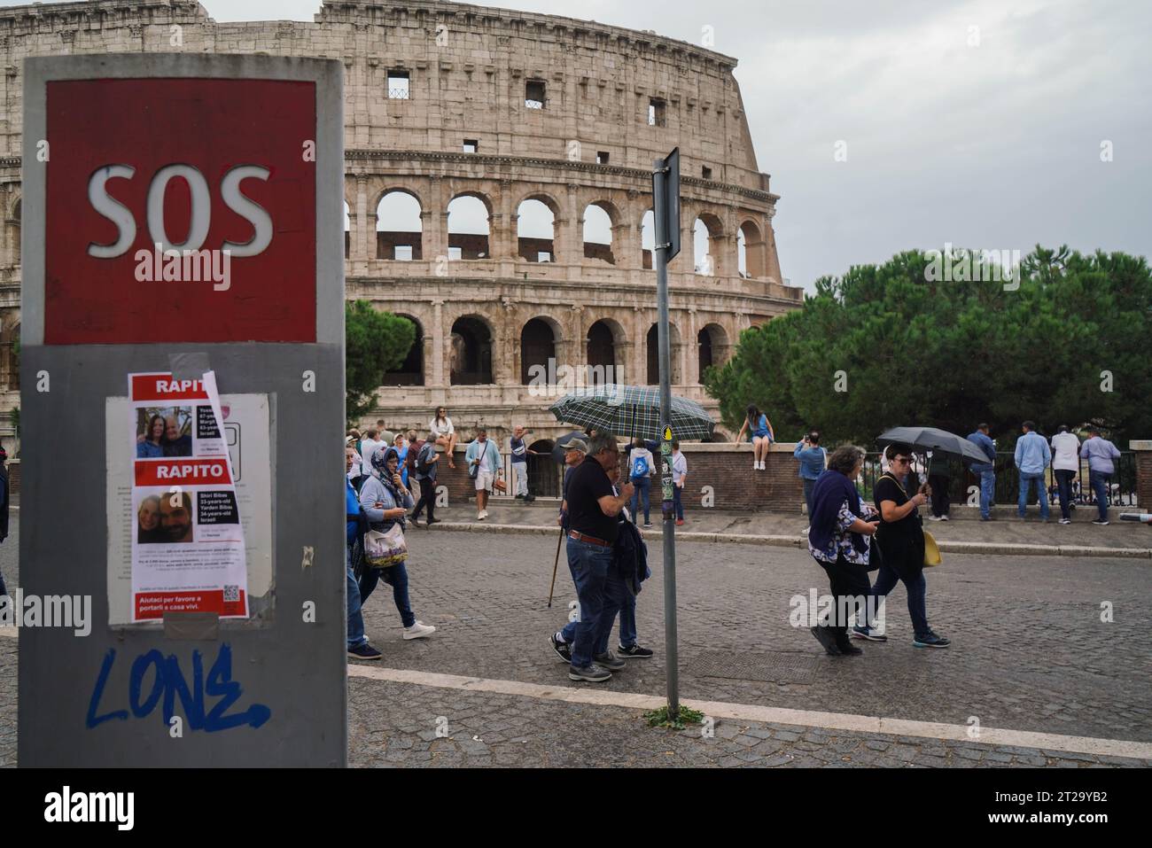 Rome Italie 18 octobre 2023. Des affiches avec le mot Rapito en italien ...