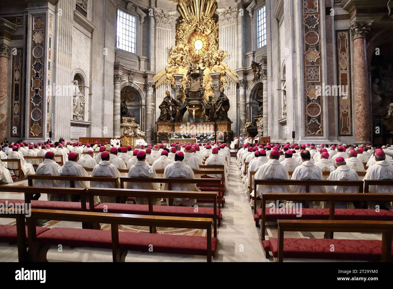 Vatican, Vatican. 18 octobre 2023. Italie, Rome, Vatican, 2023/10/18 l'archevêque de Vilnius Gintaras Grusas dirige la messe du Saint-Synode dans la basilique Saint-Pierre, au Vatican Photographie près de la PISCINE DU VATICAN /presse catholique crédit photo : Agence photo indépendante/Alamy Live News Banque D'Images