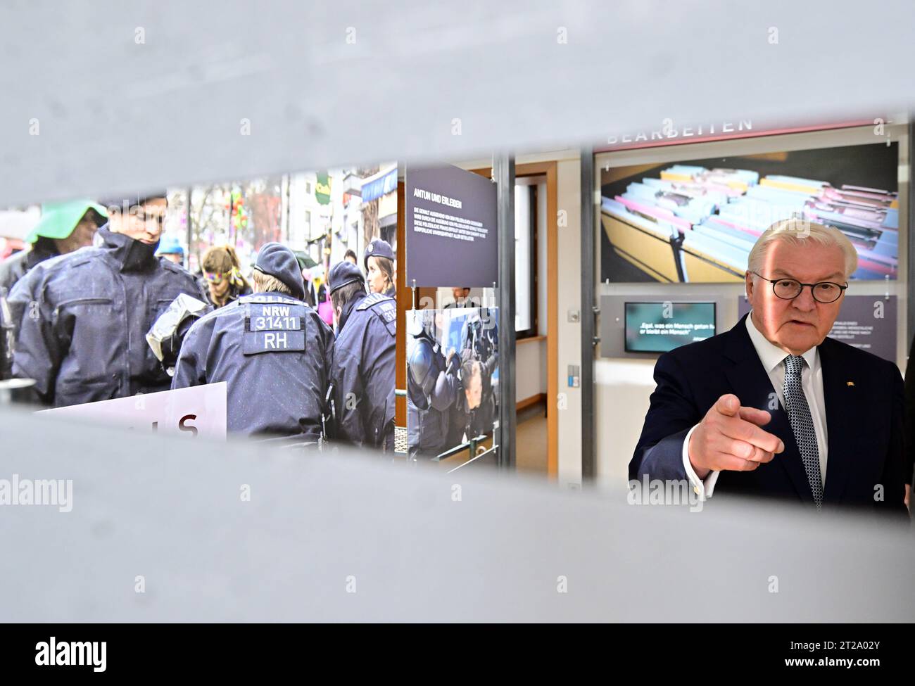 Meiningen, Allemagne. 18 octobre 2023. Le Président fédéral Frank-Walter Steinmeier visite le Centre de compétences sociales du Centre de formation de la police de Thuringe. Steinmeier a déménagé sa résidence officielle à Meiningen pendant trois jours dans le cadre de « l'heure locale en Allemagne ». Les arrêts en dehors de Berlin sont conçus pour parler aux citoyens des défis, souhaits et préoccupations actuels. Crédit : Martin Schutt/dpa/Alamy Live News Banque D'Images