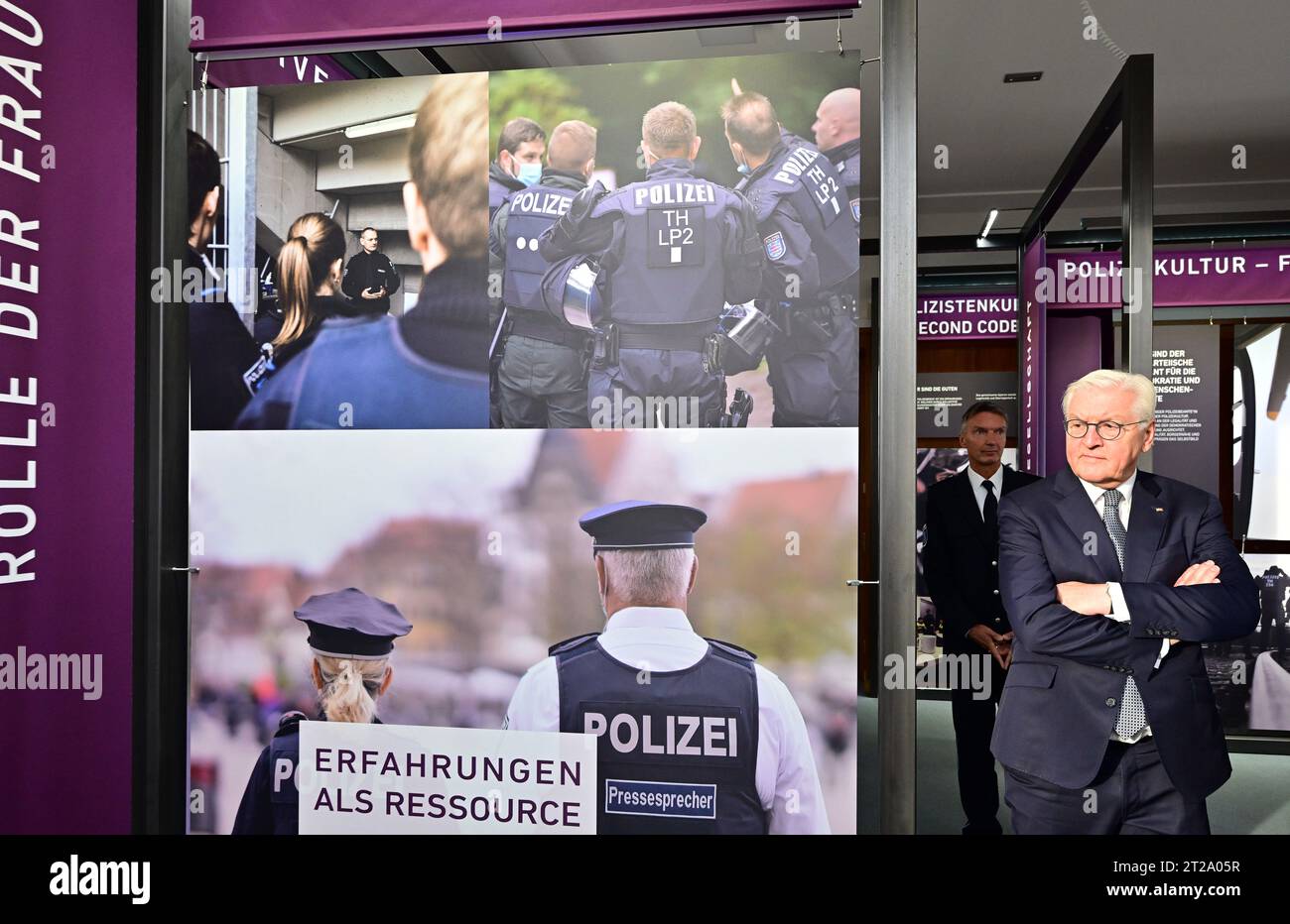 Meiningen, Allemagne. 18 octobre 2023. Le Président fédéral Frank-Walter Steinmeier visite le Centre de compétences sociales du Centre de formation de la police de Thuringe. Steinmeier a déménagé sa résidence officielle à Meiningen pendant trois jours dans le cadre de « l'heure locale en Allemagne ». Les arrêts en dehors de Berlin sont conçus pour parler aux citoyens des défis, souhaits et préoccupations actuels. Crédit : Martin Schutt/dpa/Alamy Live News Banque D'Images