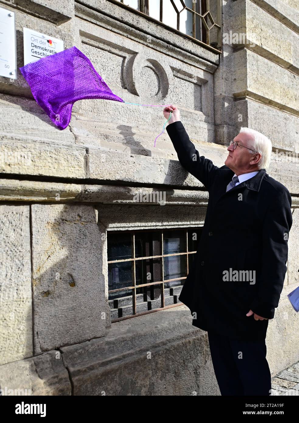 Meiningen, Allemagne. 18 octobre 2023. Le président fédéral Frank-Walter Steinmeier dévoile une plaque sur l'ancien bâtiment du Parlement de Saxe-Meiningen avec l'inscription « lieu de l'histoire de la démocratie ». Steinmeier a déménagé sa résidence officielle à Meiningen pendant trois jours dans le cadre de « l'heure locale en Allemagne ». Les arrêts en dehors de Berlin sont destinés à engager une conversation avec les citoyens sur les défis, les souhaits et les préoccupations actuels. Crédit : Martin Schutt/dpa/Alamy Live News Banque D'Images