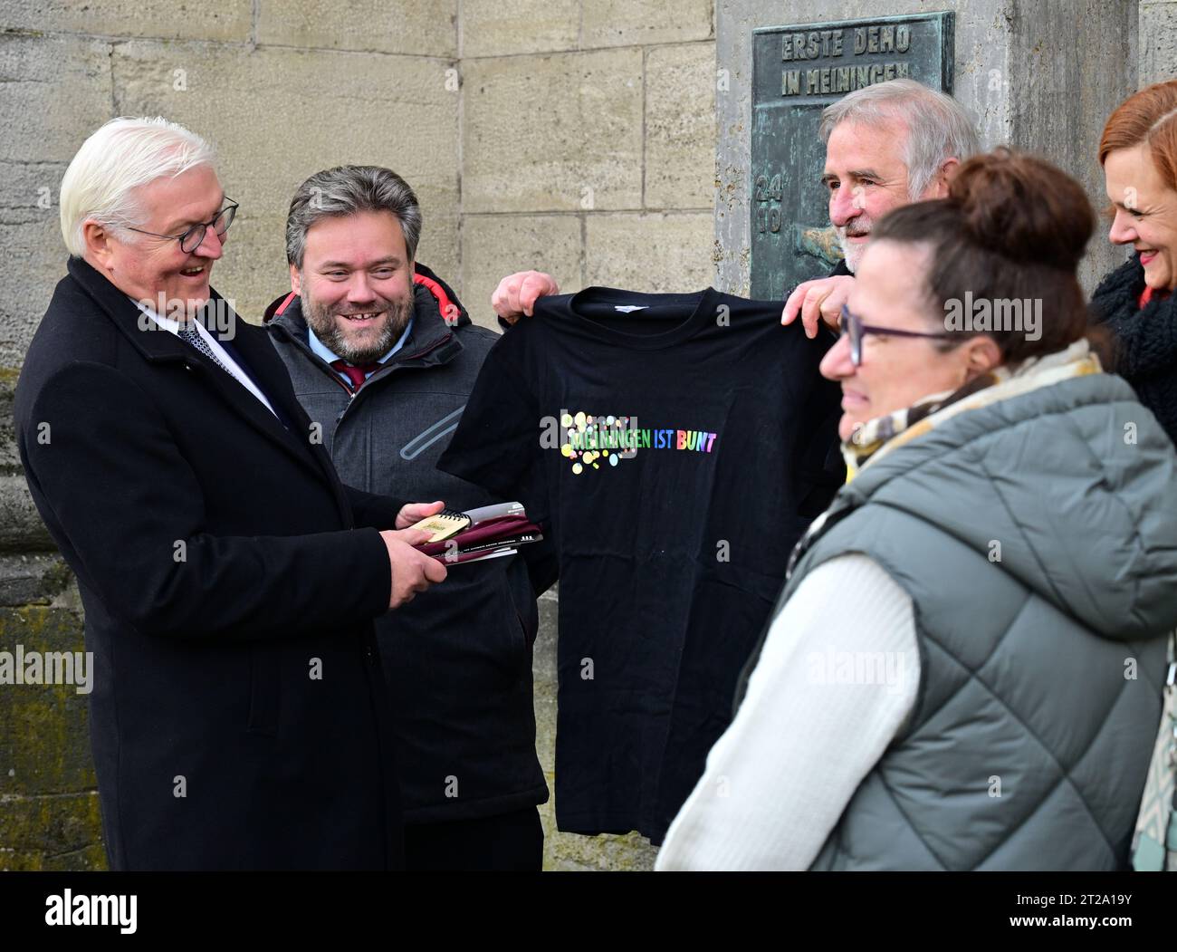 Meiningen, Allemagne. 18 octobre 2023. Le président fédéral Frank-Walter Steinmeier (l) parle à côté d'une stèle commémorative de la Révolution pacifique avec des acteurs de l'Alliance pour la démocratie et la tolérance. Steinmeier a déménagé sa résidence officielle à Meiningen pendant trois jours dans le cadre de « l'heure locale en Allemagne ». Les arrêts en dehors de Berlin sont destinés à engager une conversation avec les citoyens sur les défis, les souhaits et les préoccupations actuels. Crédit : Martin Schutt/dpa/Alamy Live News Banque D'Images