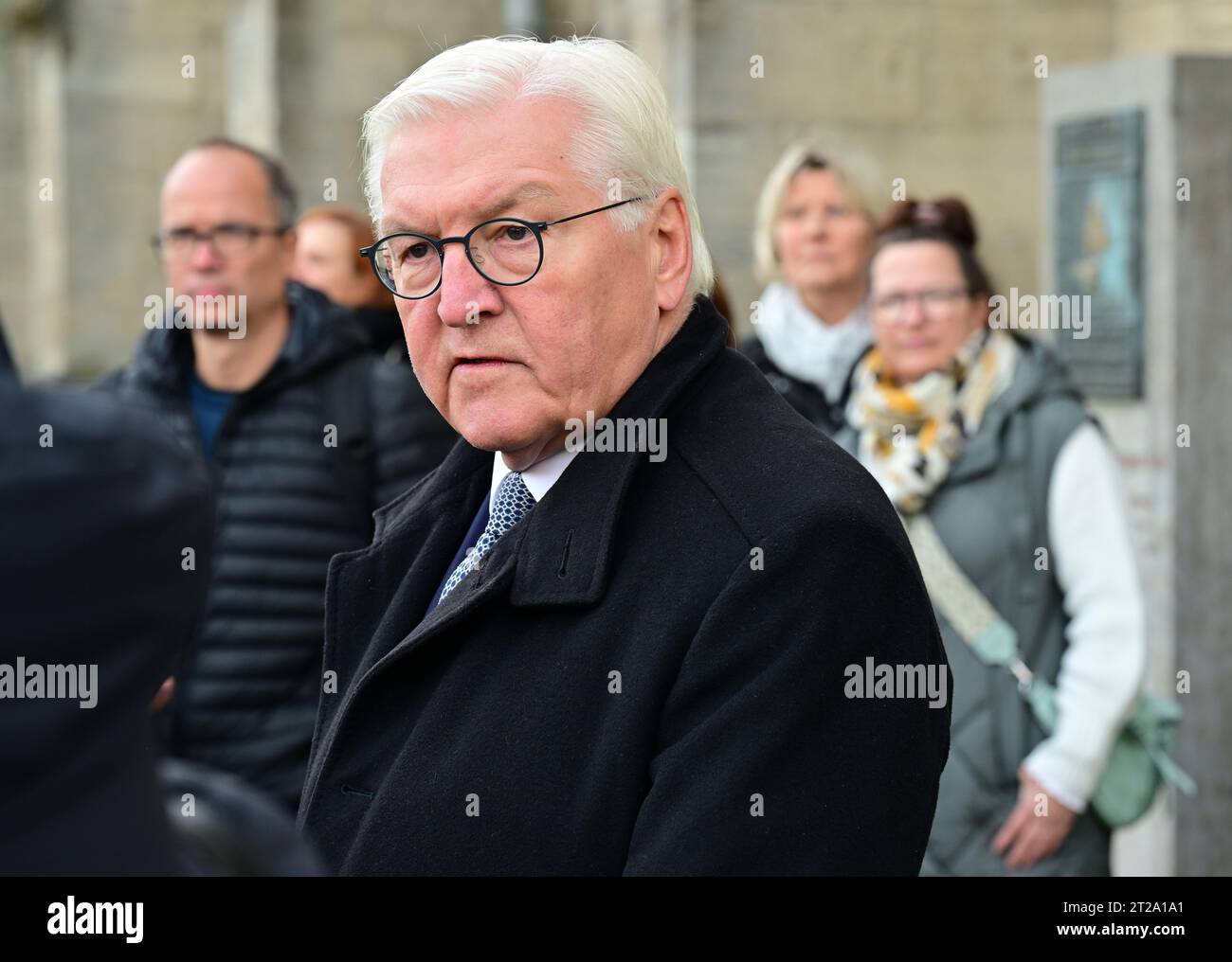 Meiningen, Allemagne. 18 octobre 2023. Le président fédéral Frank-Walter Steinmeier s'exprime à côté d'une stèle commémorative de la Révolution pacifique (back r) avec des acteurs de l'Alliance pour la démocratie et la tolérance. Steinmeier a déménagé sa résidence officielle à Meiningen pendant trois jours dans le cadre de « l'heure locale en Allemagne ». Les arrêts en dehors de Berlin sont destinés à engager une conversation avec les citoyens sur les défis, les souhaits et les préoccupations actuels. Crédit : Martin Schutt/dpa/Alamy Live News Banque D'Images
