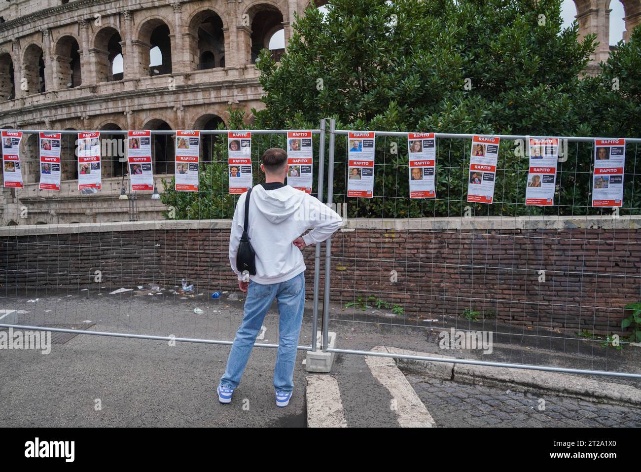Rome Italie 18 octobre 2023. Des affiches avec le mot Rapito en italien ...