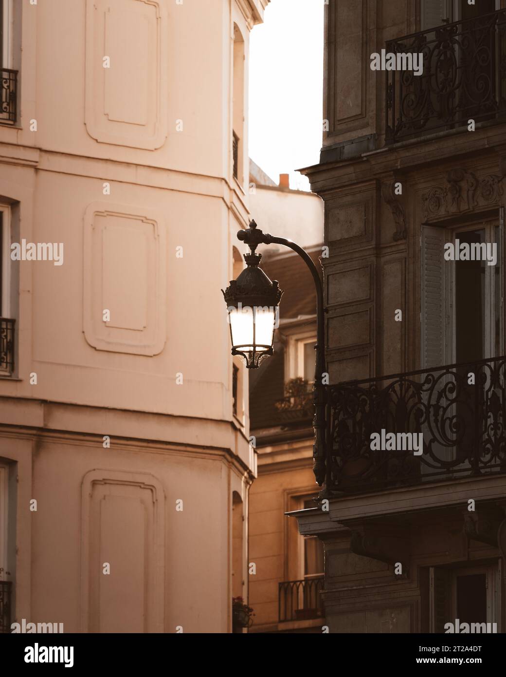 Une lanterne de rue de Paris, suspendue dans le faible soleil hivernal. Banque D'Images