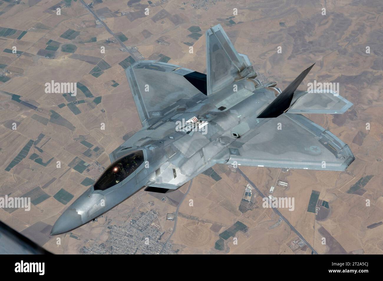 Zone de contrôle, Syrie. 27 juin 2023. Un chasseur F-22 Raptor de l'US Air Force approche un KC-135 Stratotanker pour le ravitaillement aérien lors d'une patrouille au-dessus de la zone de responsabilité du commandement central, le 27 juin 2023 en Syrie. Crédit : SSgt. Emily Farnsworth/Planetpix/Alamy Live News Banque D'Images