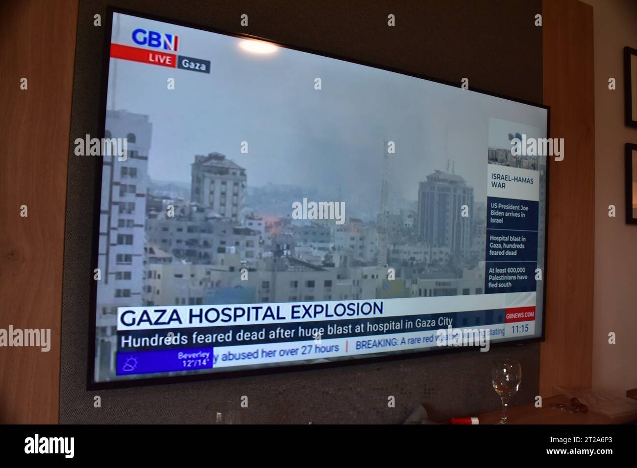 18 octobre 2023. Plusieurs grandes chaînes de télévision rapportent des affirmations sur leurs chyrons de qui était responsable de l'explosion de la bombe à l'hôpital de Gaza qui a tué des centaines, peut-être des milliers de personnes. Sky News rapporte la conférence de presse de Tsahal avec des preuves qu'elle a été causée par un raté de tir de roquette du Jihad islamique, montrant une photo infrarouge du parking, affirmant qu'il n'y a pas de cratères de missiles Al Jazeera rapporte des affirmations qu'il a été effectué par Israël. Le ministère des Affaires étrangères du Royaume-Uni déconseille aux citoyens britanniques tout voyage au Liban en raison des risques que courent les manifestants dans les rues de Beyrouth. Banque D'Images