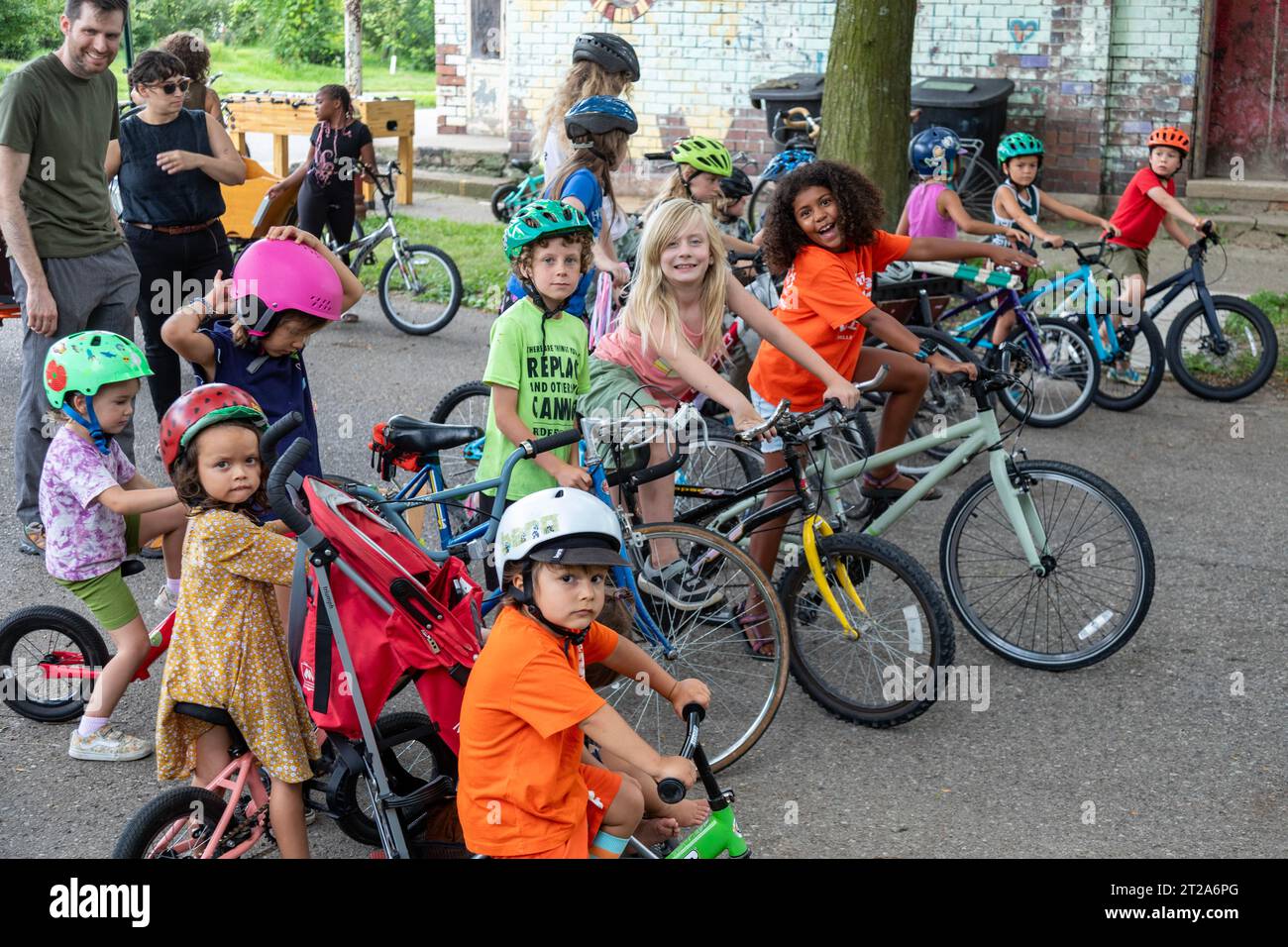 Detroit, Michigan - les enfants se préparent à commencer le Farnsworth Criterium, un défilé et une course de vélo pour enfants sur et autour de Farnsworth Street sur Detroi Banque D'Images