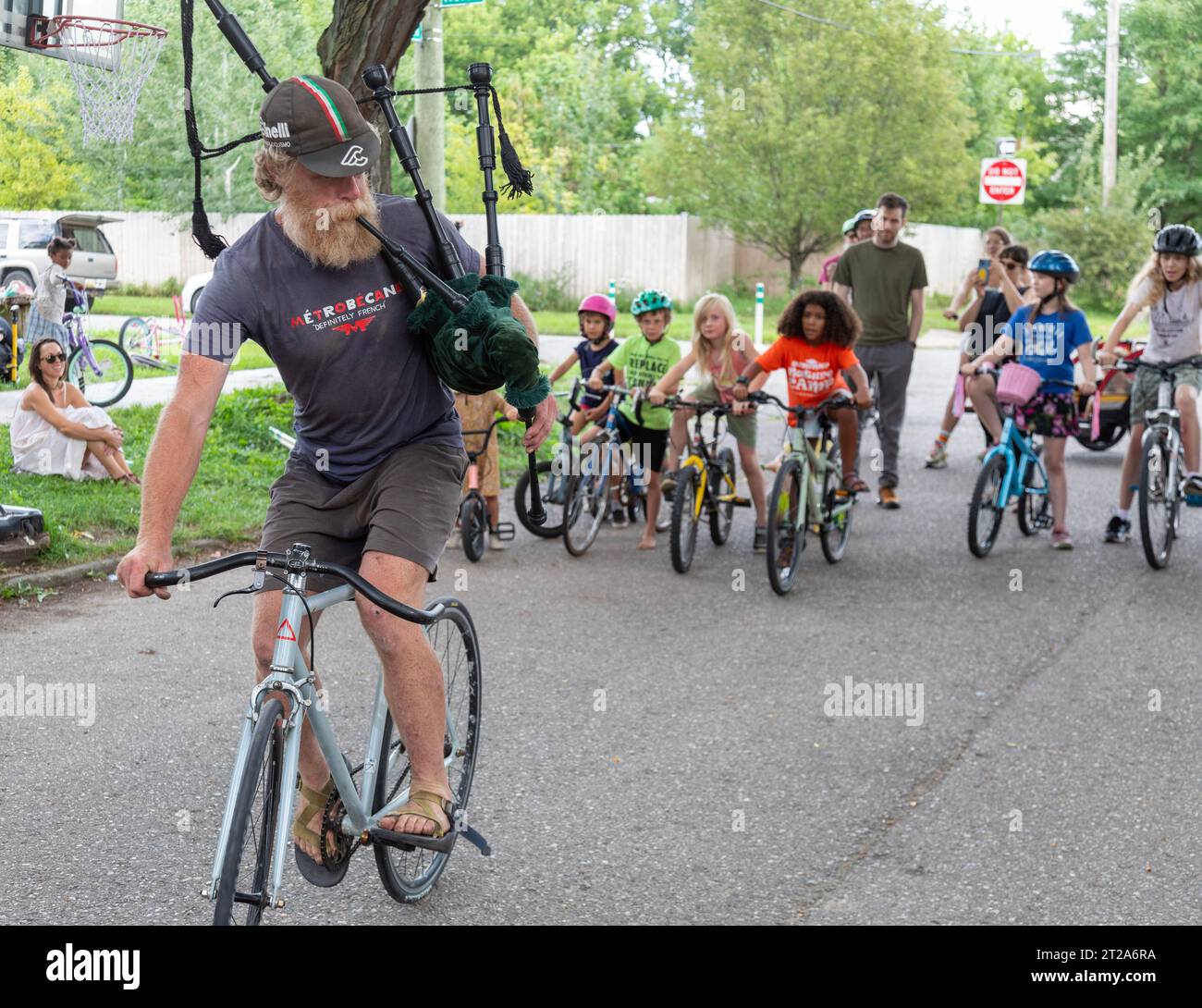 Detroit, Michigan - Un bagpiper joue au début du Farnsworth Criterium, une parade et une course à vélo pour enfants sur et autour de Farnsworth Street Banque D'Images