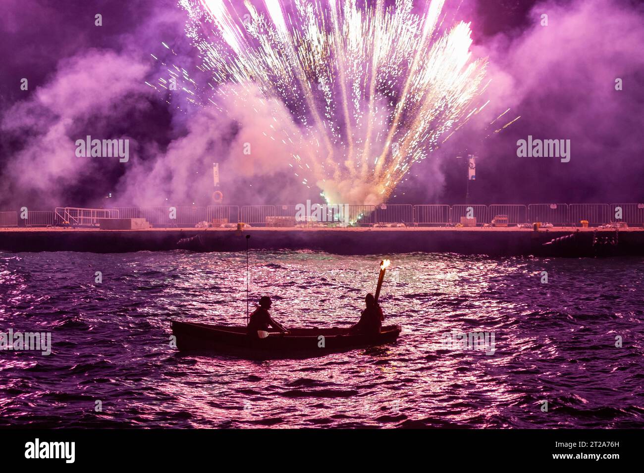 Feux d'artifice incroyables pendant les festivités de l'Armata, une coutume annuelle locale dans l'île de Spetses, Grèce, Europe, qui représente une bataille navale. Banque D'Images