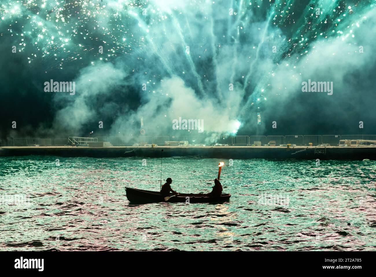 Feux d'artifice incroyables pendant les festivités de l'Armata, une coutume annuelle locale dans l'île de Spetses, Grèce, Europe, qui représente une bataille navale. Banque D'Images