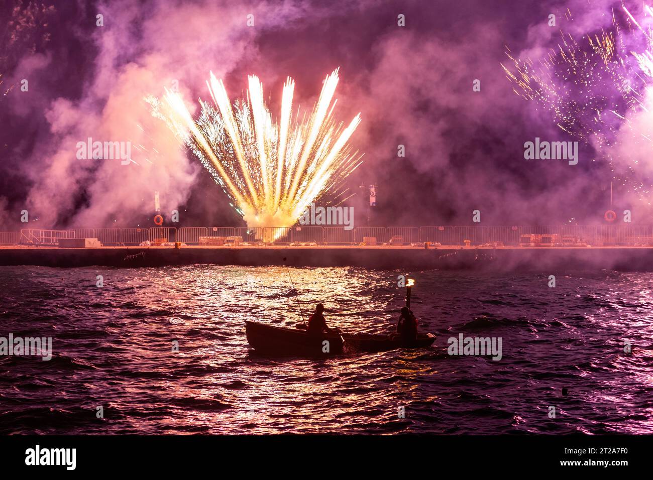 Feux d'artifice incroyables pendant les festivités de l'Armata, une coutume annuelle locale dans l'île de Spetses, Grèce, Europe, qui représente une bataille navale. Banque D'Images